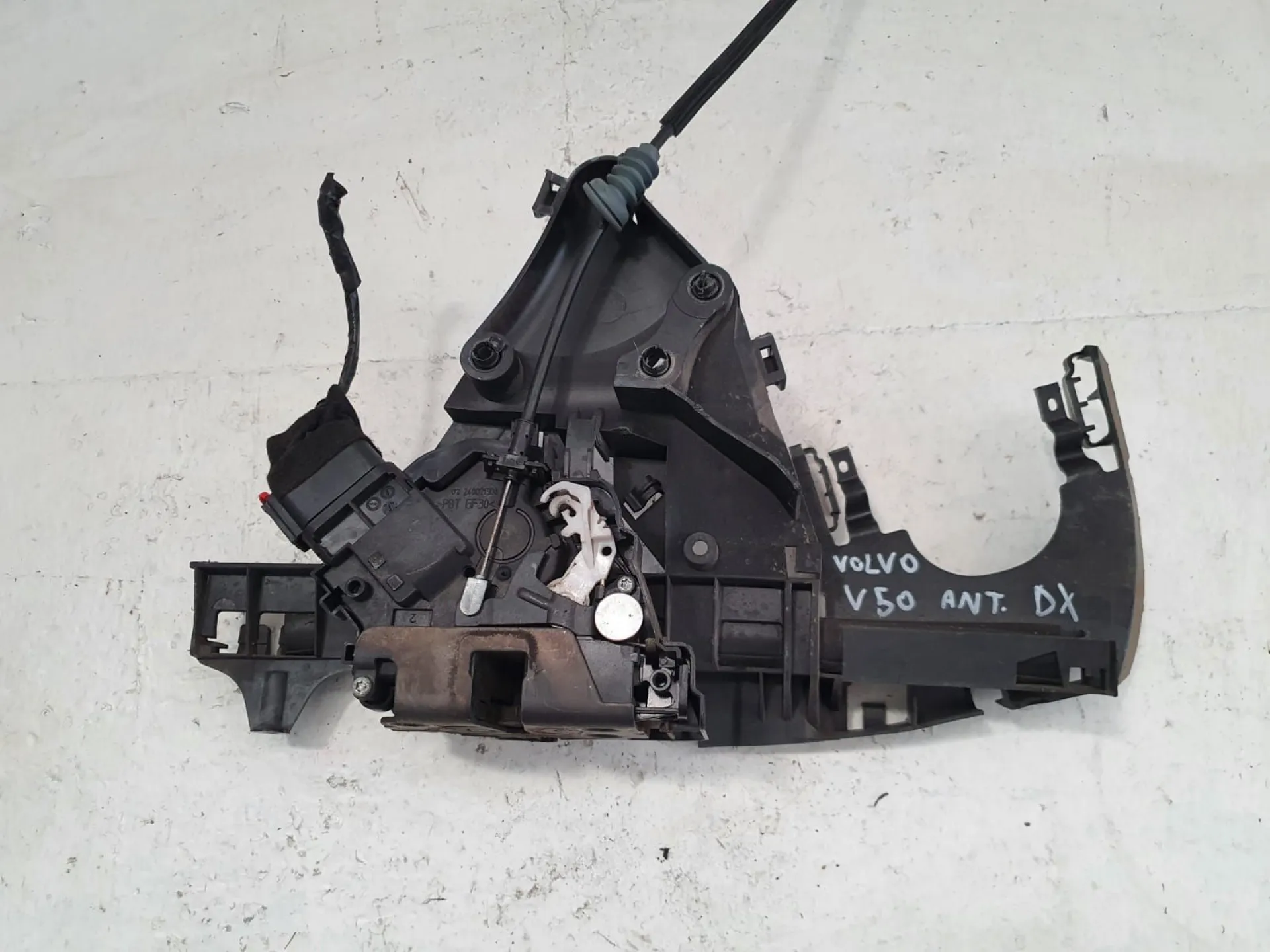 SERRATURA ANTERIORE DESTRA con codice 30784047 / 985915 da VOLVO V50 2Â° Serie Diesel (2011)