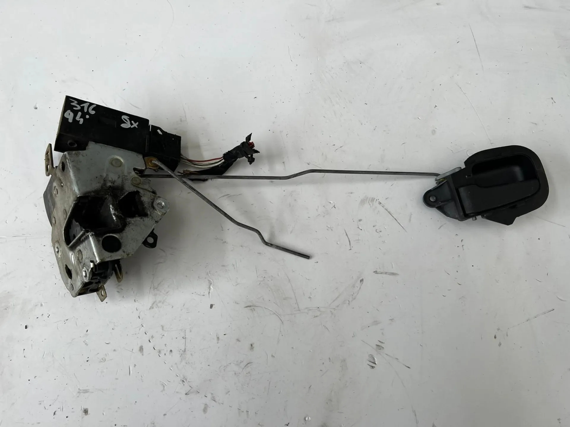 Serratura anteriore sinistra BMW E36 1.6 B del 1993