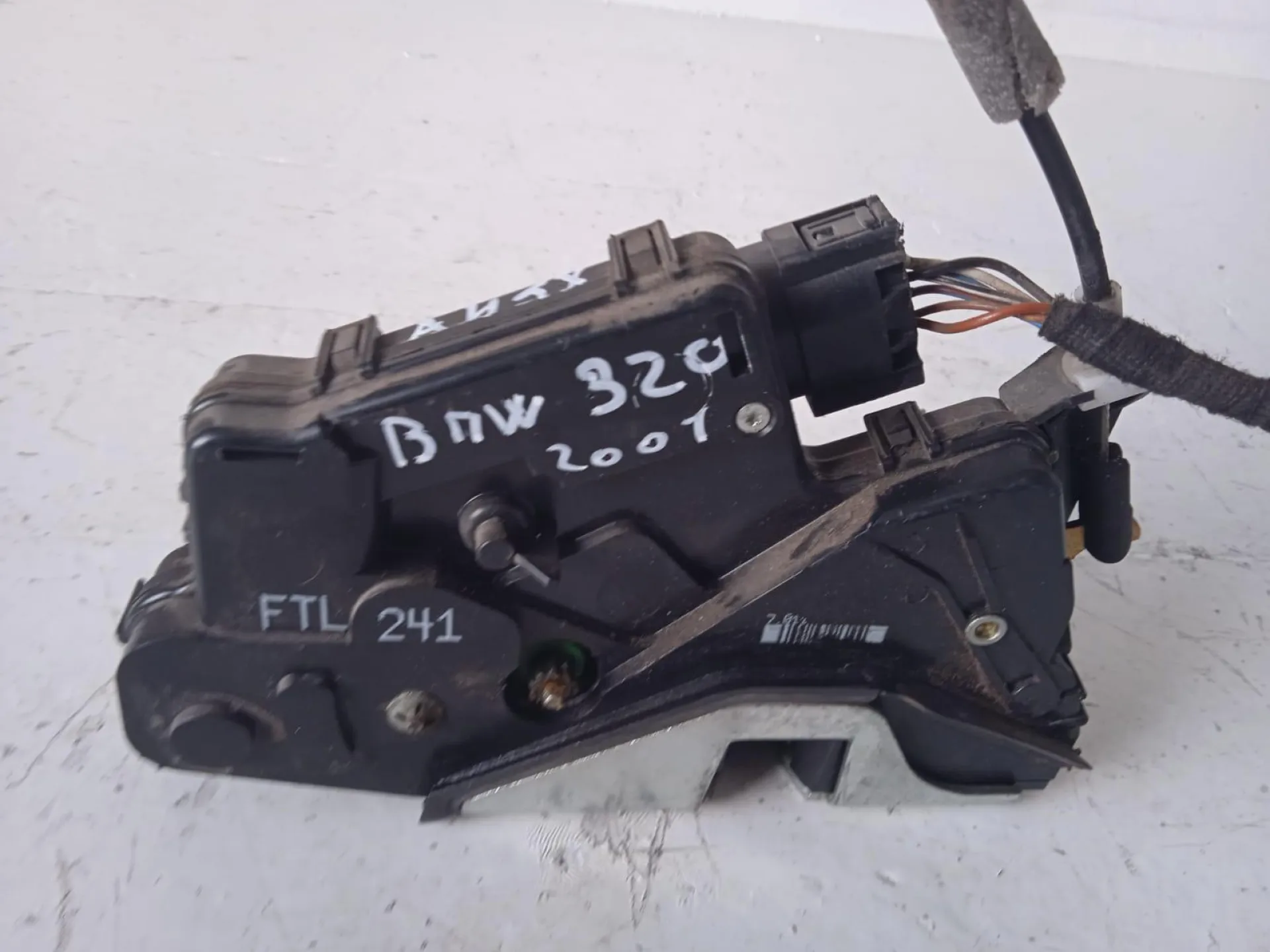 SERRATURA ANTERIORE SINISTRA BMW Serie 3 E46 Berlina 2000 Diesel con codice motore 204D1/204D1 (2001)