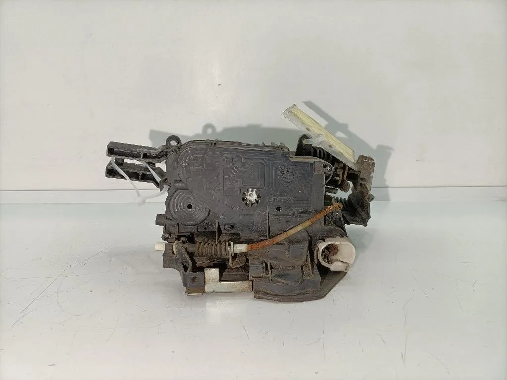 SERRATURA ANTERIORE SINISTRA con codice 51217202143 da BMW Serie 3 E90 Berlina 1995 diesel (2005)