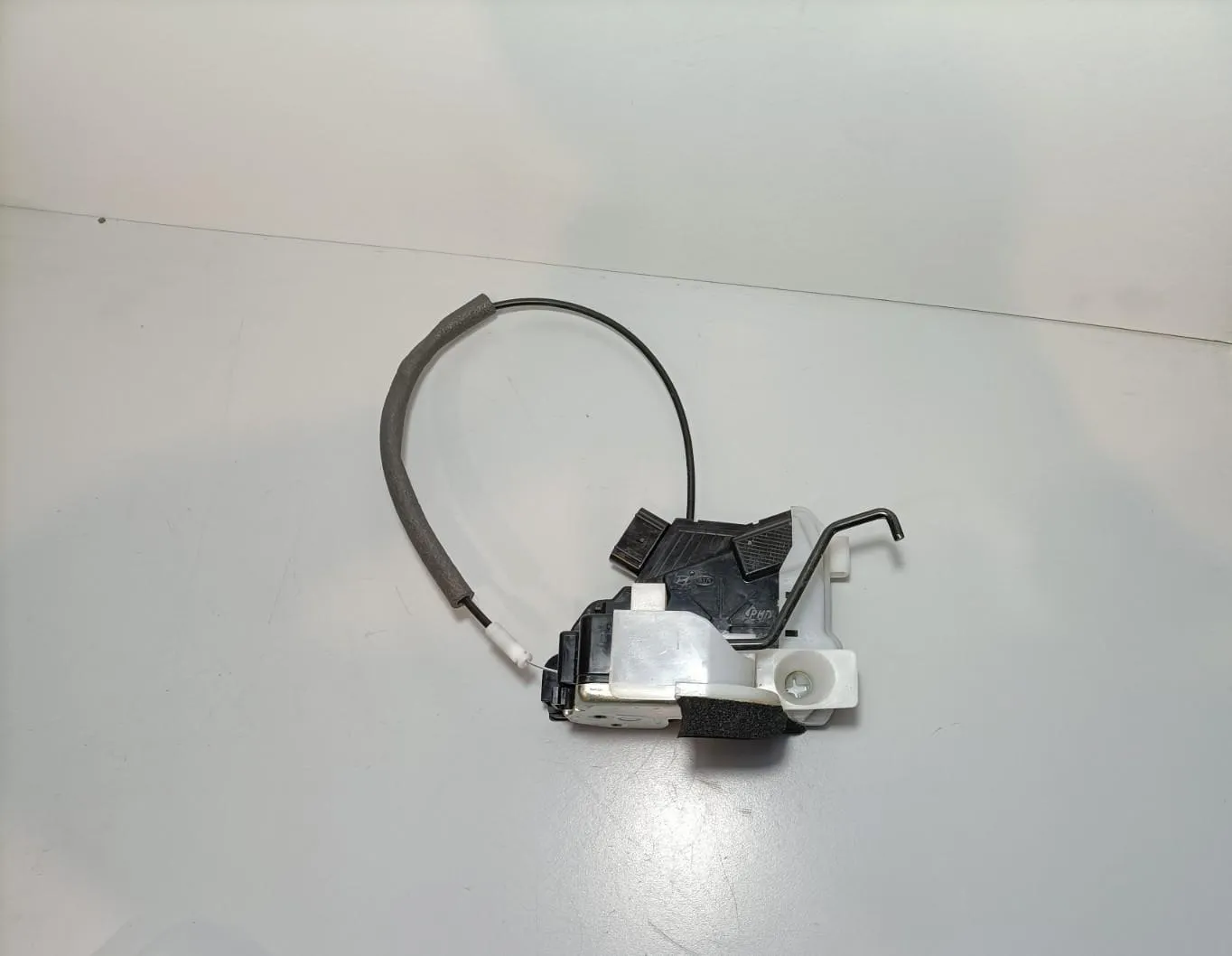 SERRATURA ANTERIORE SINISTRA con codice 81310-C8020 da HYUNDAI i20 2Â° Serie 1200 Benzina 55 kW / 75 CV con codice motore G4LA/G4LA (2019)