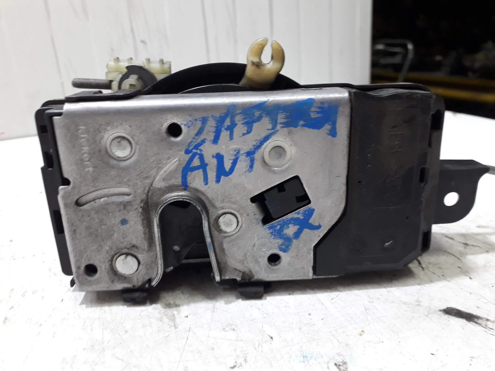 SERRATURA ANTERIORE SINISTRA con codice 13210748 da OPEL Zafira B 2Â° Serie 1900 Diesel (2009)
