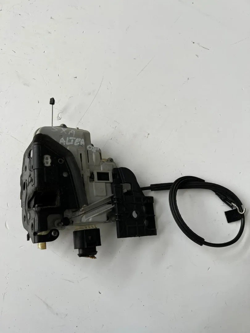 Serratura anteriore sinistra Seat Altea XL del 2008 1.6 Benzina