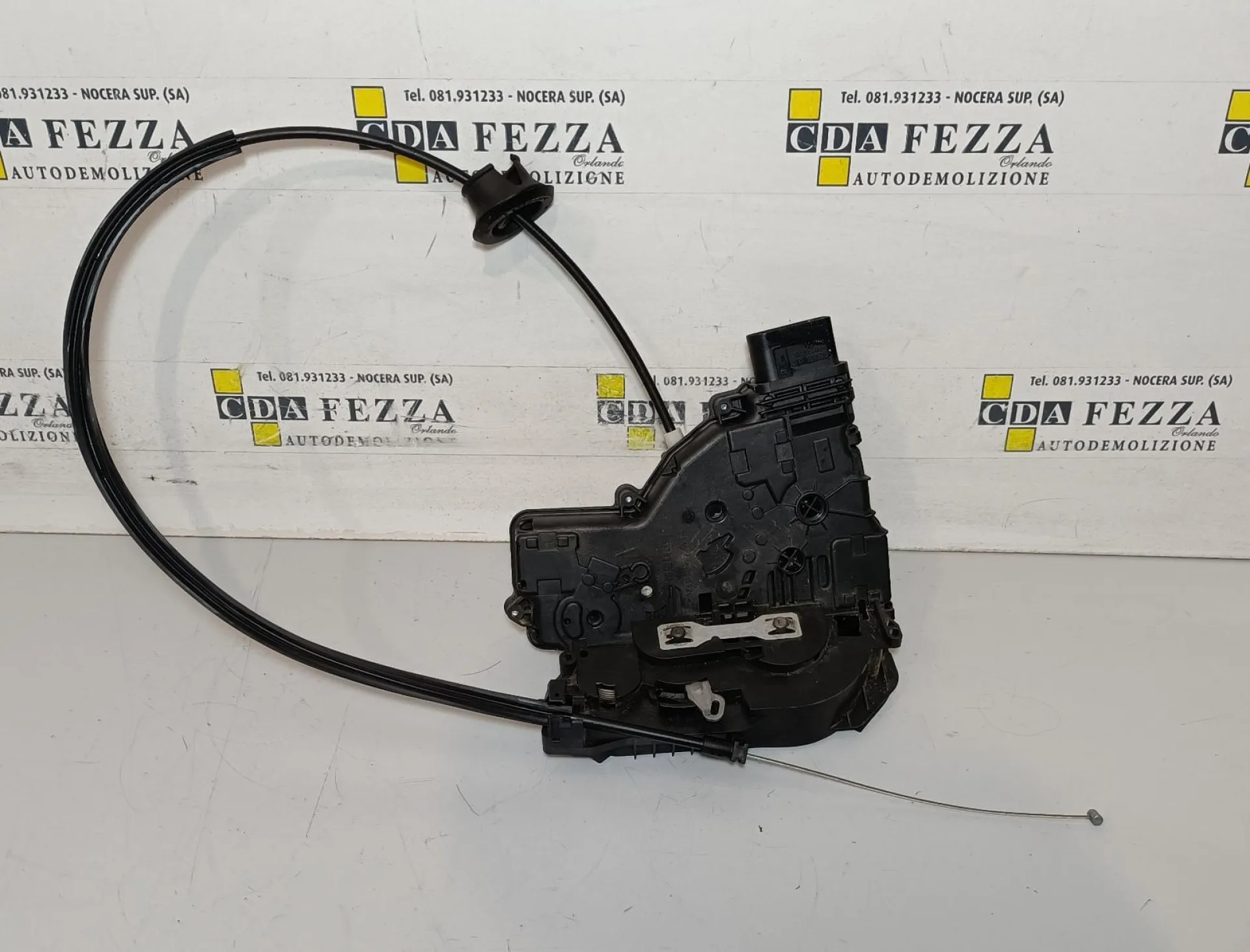 SERRATURA POSTERIORE DESTRA con codice 7N0.839.015.B da 7N0.839.015.B VOLKSWAGEN Sharan 4Â° Serie 2000 Diesel 103 kW / 140 CV con codice motore CFF/CFFB (2012)
