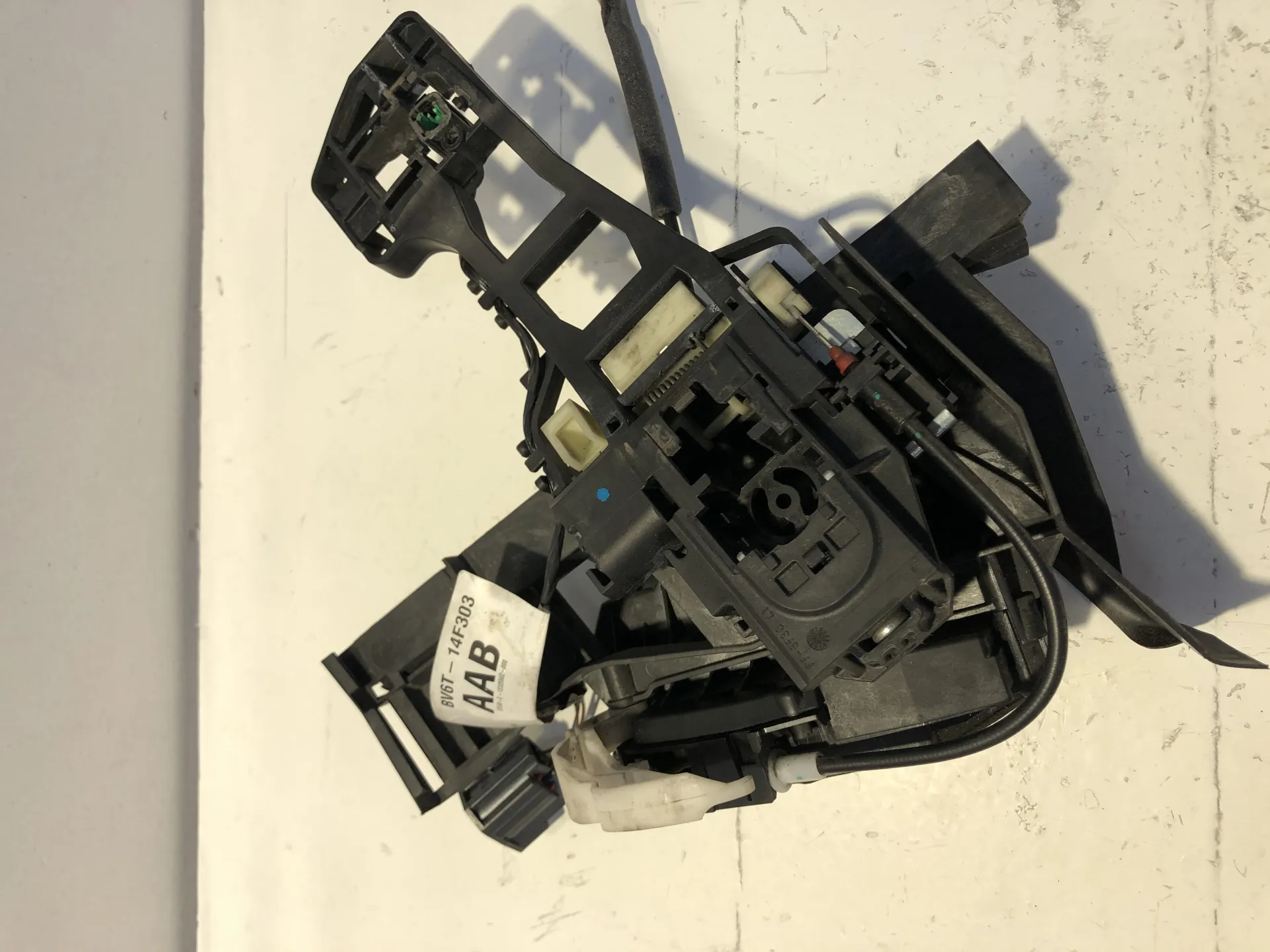 SERRATURA POSTERIORE SINISTRA con codice 8V6T14F303 / 921765102 / BM5AA26413AC da FORD Focus Berlina 5Â° Serie Diesel (2013)