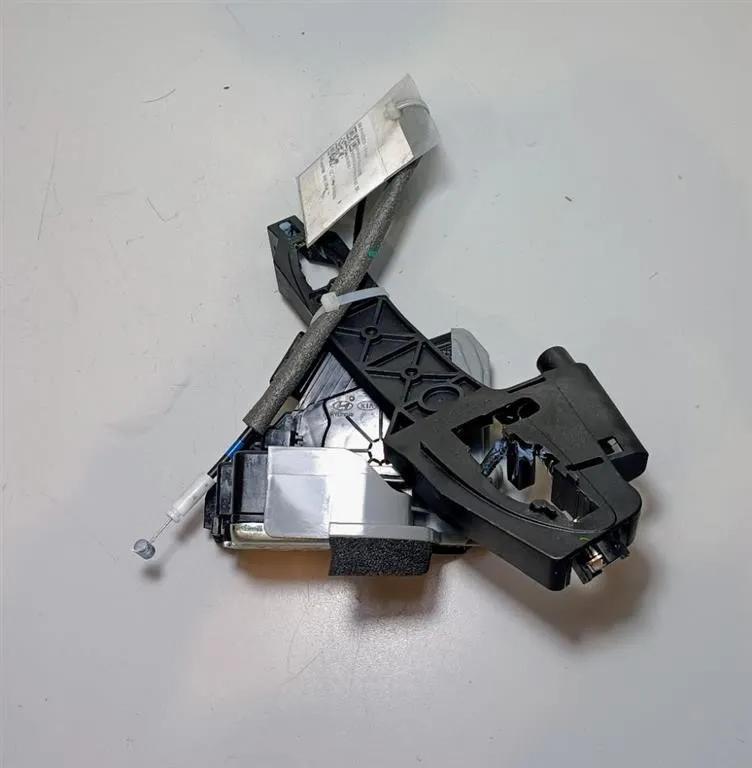 SERRATURA POSTERIORE SINISTRA con codice 81410-C8020 da HYUNDAI i20 2Â° Serie 1248 benzina (2019)