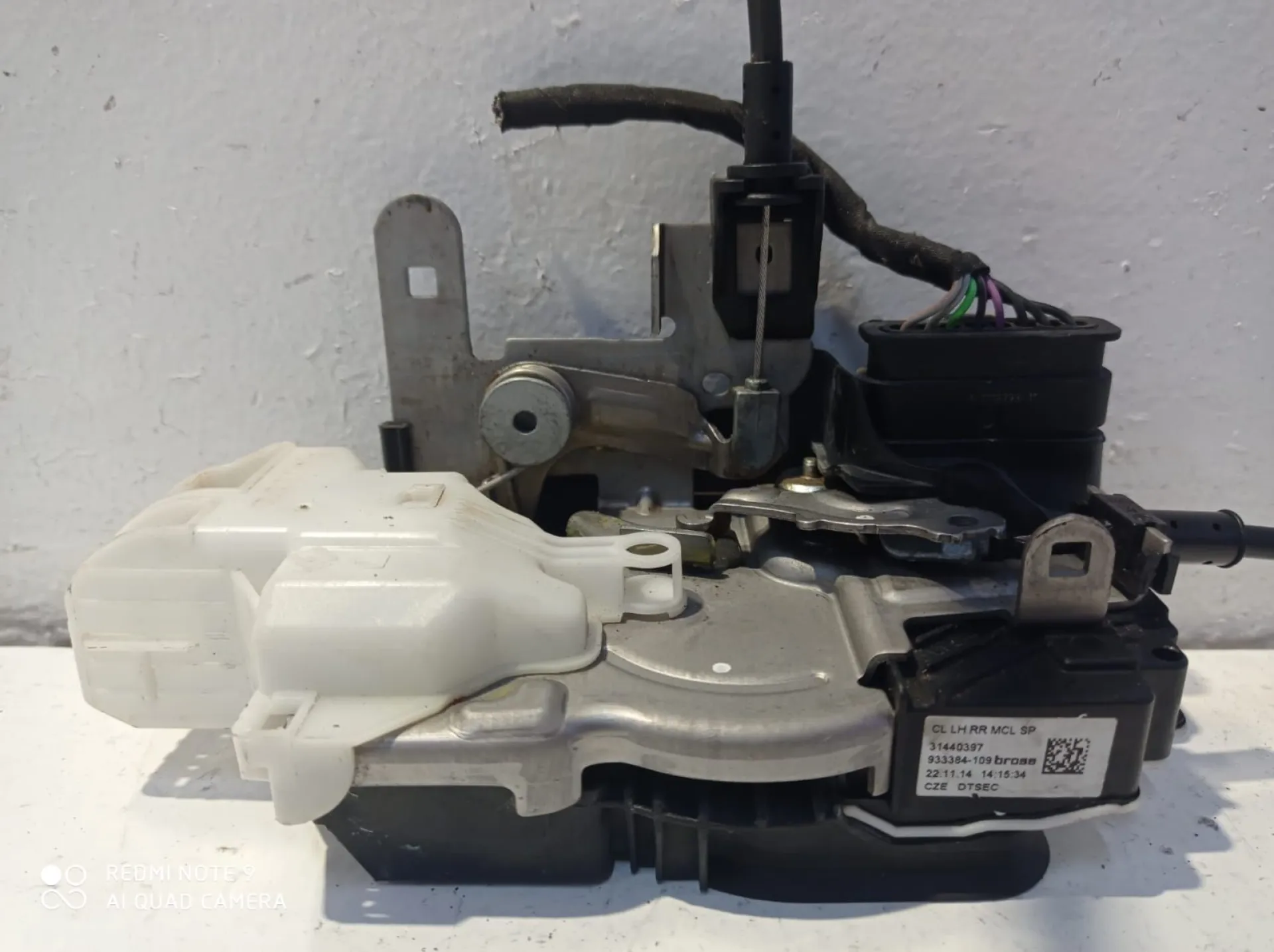 SERRATURA POSTERIORE SINISTRA con codice 932634103 da VOLVO V40 Serie (12>15) Diesel (2015)