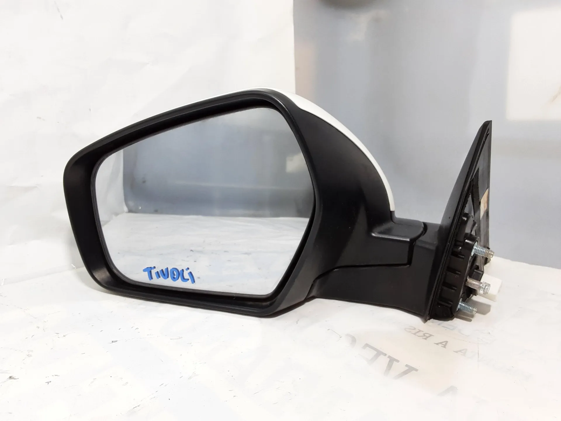 SPECCHIETTO RETROVISORE SINISTRO con codice E4044628 da SSANGYONG Tivoli Serie (15>) Benzina con codice motore 173910