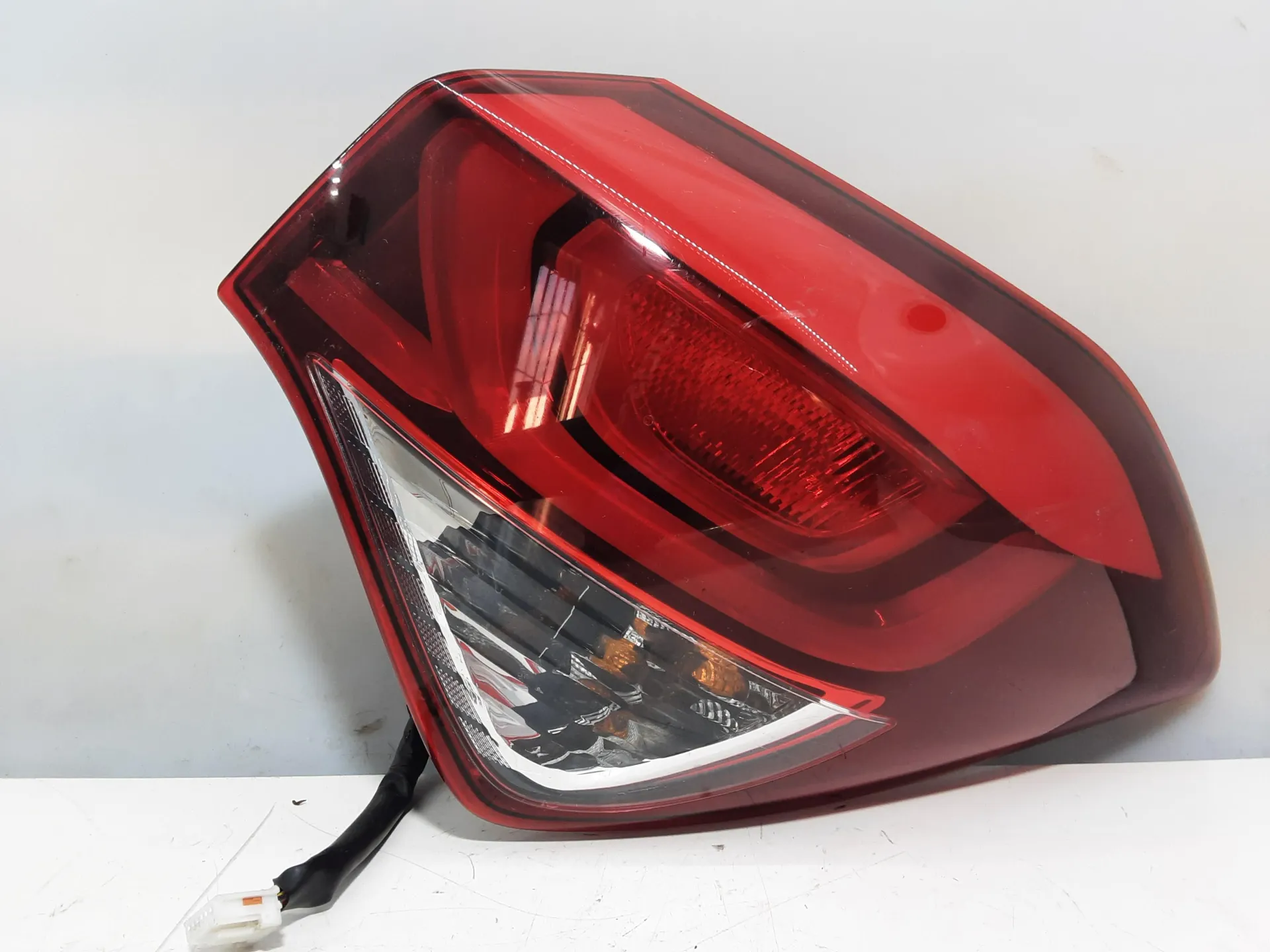 STOP FANALE POSTERIORE DESTRO con codice 92402C8000 da PASSEGGERO HYUNDAI i20 1° Serie 1100 Diesel 55 kW / 75 CV