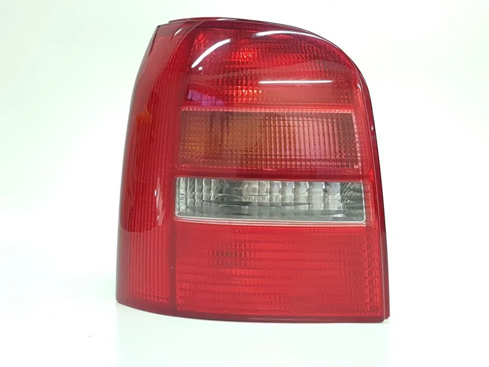 STOP FANALE POSTERIORE SINISTRO LATO GUIDA con codice 8D0945095D da AUDI A4 Avant (B5) (99>01) 1900 Diesel 85 (2000)