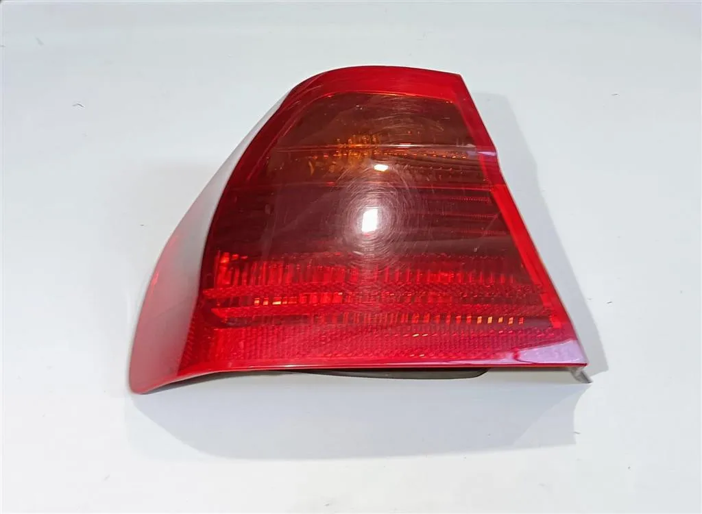 STOP FANALE POSTERIORE SINISTRO LATO GUIDA con codice 63216937457 da BMW Serie 3 E90 Berlina 1995 diesel (2005)