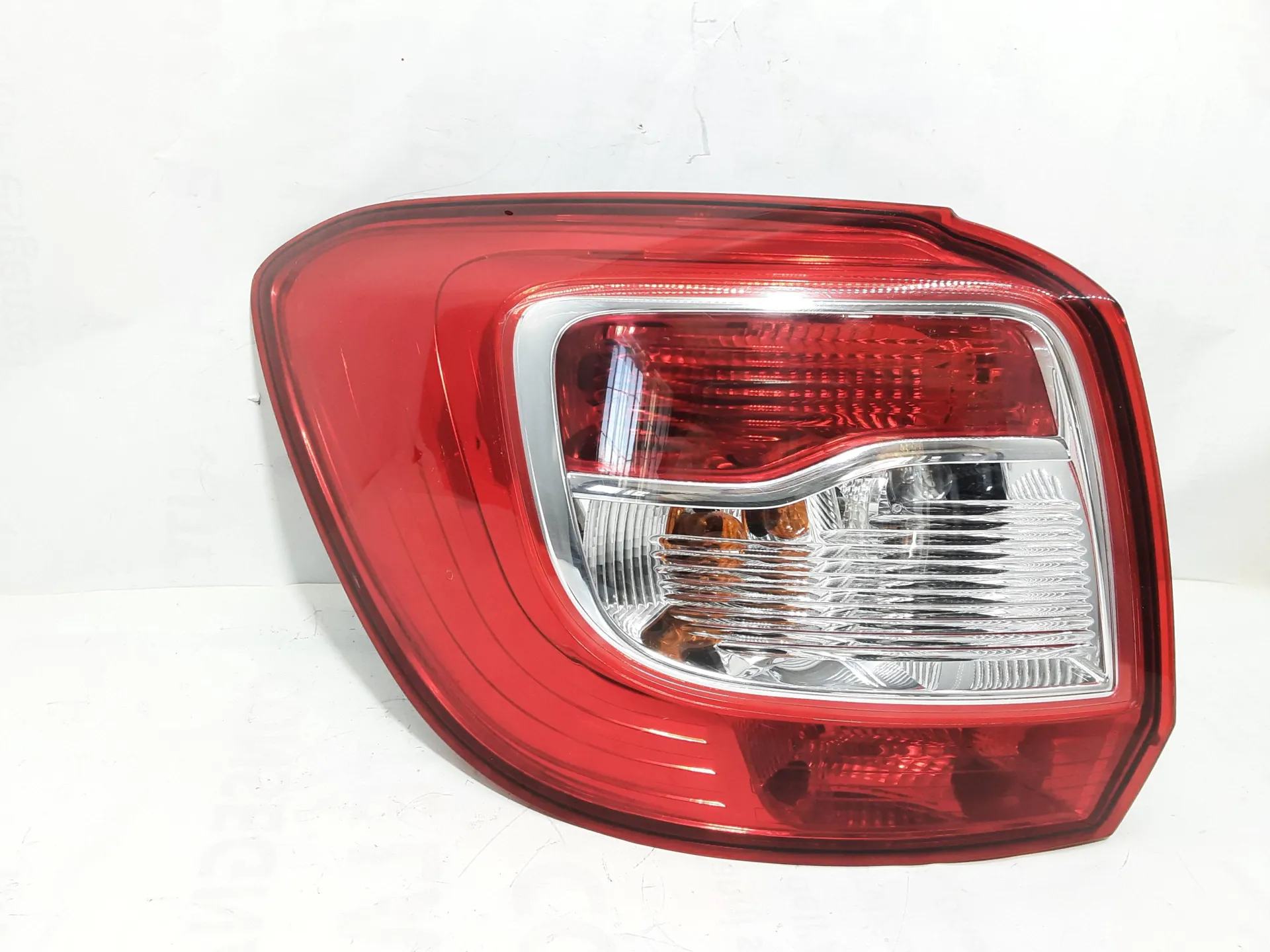 STOP FANALE POSTERIORE SINISTRO con codice 265554085R da LATO GUIDA DACIA Sandero Serie II (12>20) 1500 Diesel 55 kW / 75 CV con codice motore K9K E6/K9K 612, K9K 626, K9K 838, K9K 872 (2015)