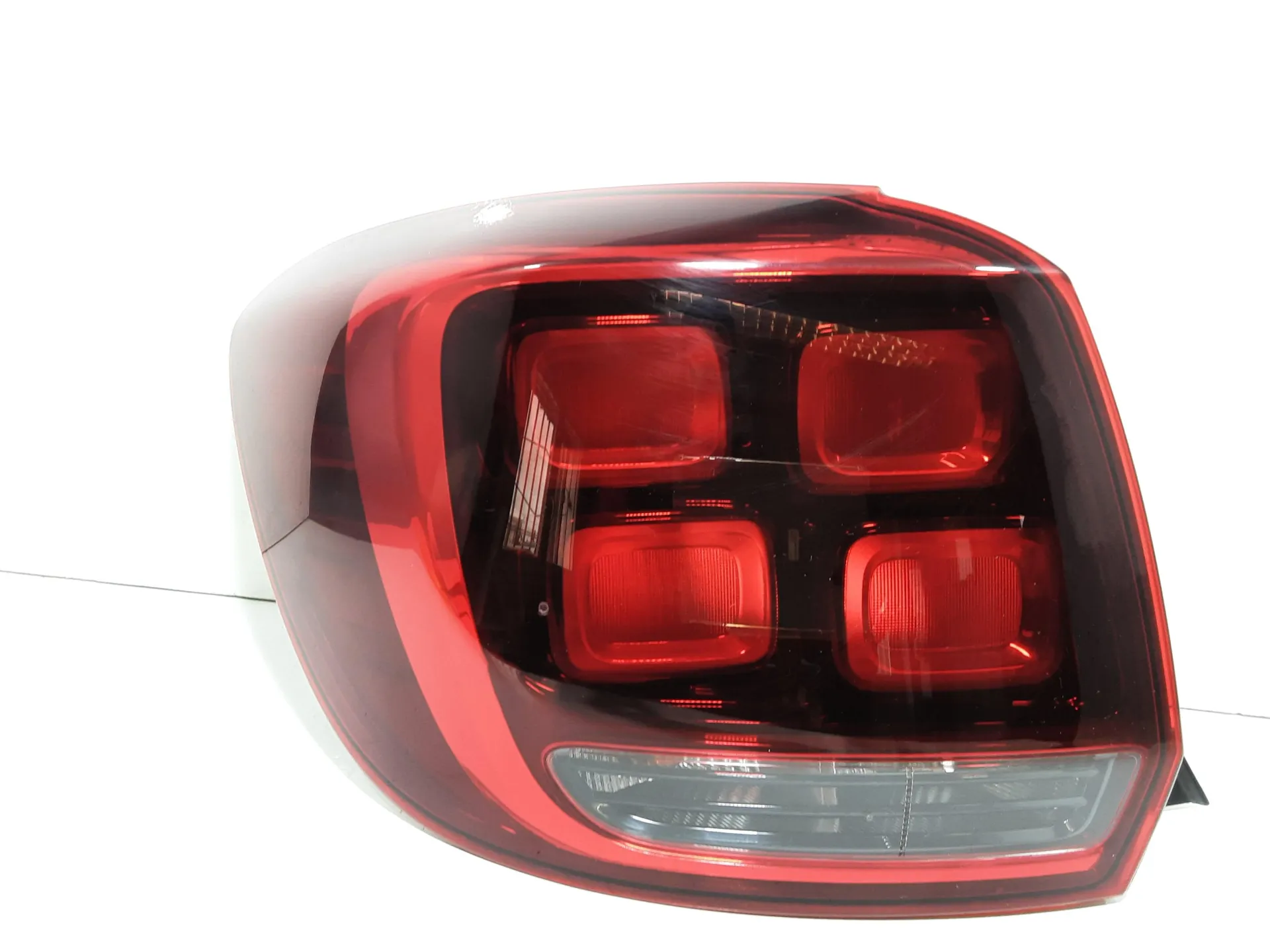 STOP FANALE POSTERIORE SINISTRO con codice 265554938R da LATO GUIDA DACIA Sandero Serie II (12>20) 1000 Bifuel/Gas 74 kW / 101 CV con codice motore H4D D4/H4D 450, H4D 460 (2020)