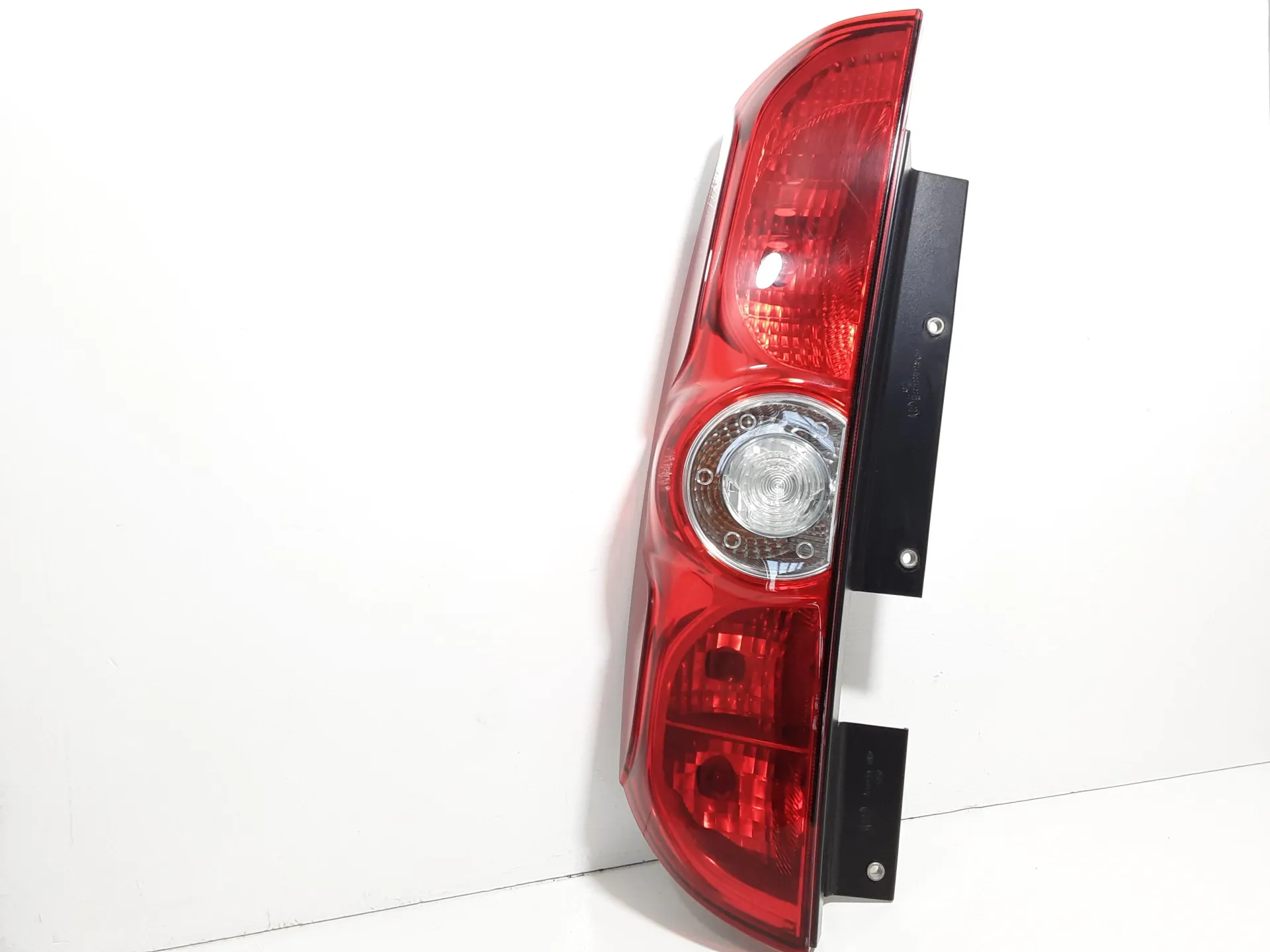 STOP FANALE POSTERIORE SINISTRO LATO GUIDA FIAT Doblò Serie (09>) 1400 Bifuel/Gas 88 kW / 120 CV con codice motore 198A4000/198 A4.000 (2013)