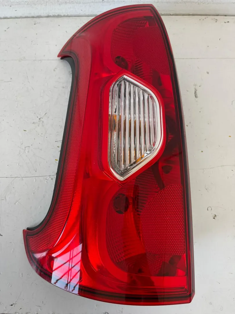 STOP FANALE POSTERIORE SINISTRO LATO GUIDA con codice 521023570 da FIAT Panda 3Â° Serie 1200 Benzina (2018)