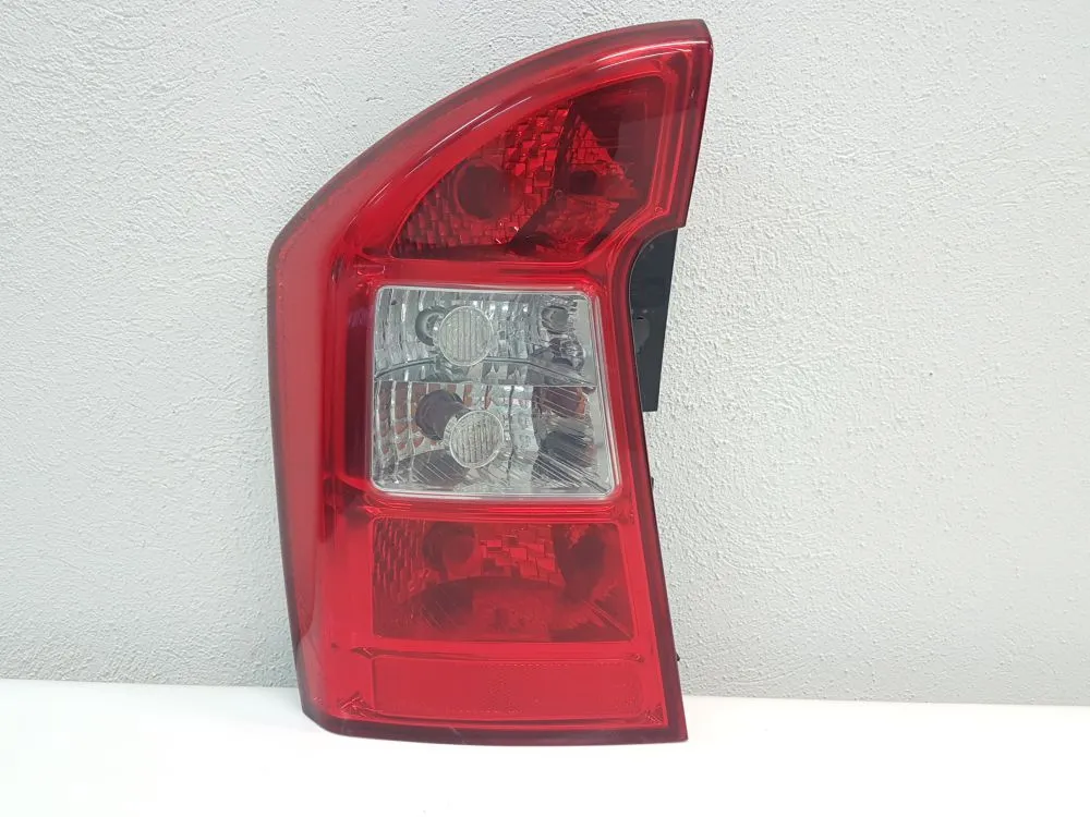 STOP FANALE POSTERIORE SINISTRO LATO GUIDA con codice 924011D0 da KIA Carens 2Â° Serie 2000 Diesel 100 (2008)