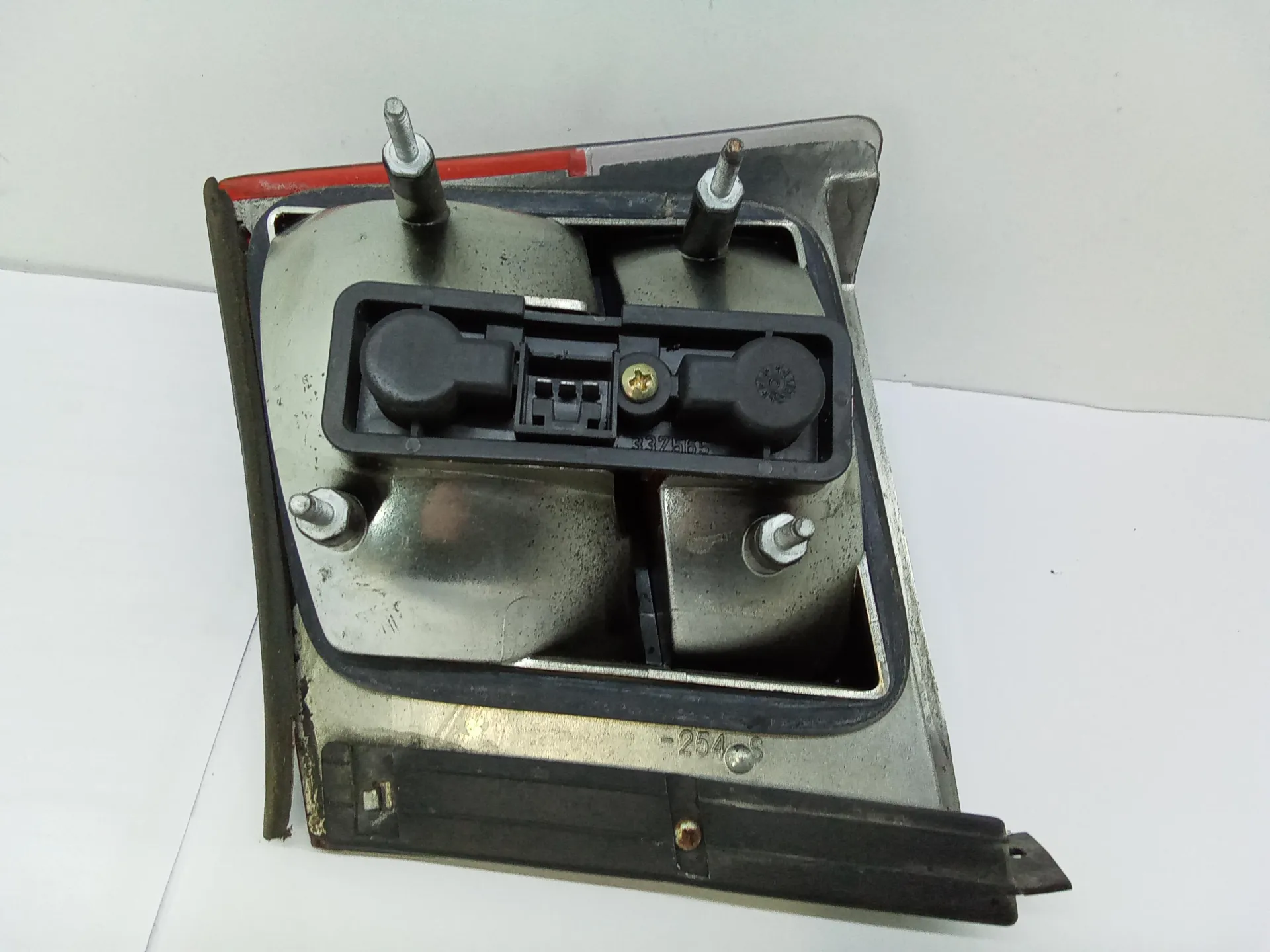 STOP FANALE POSTERIORE SINISTRO LATO GUIDA con codice 82432722 da LANCIA Dedra Berlina Benzina (1989)
