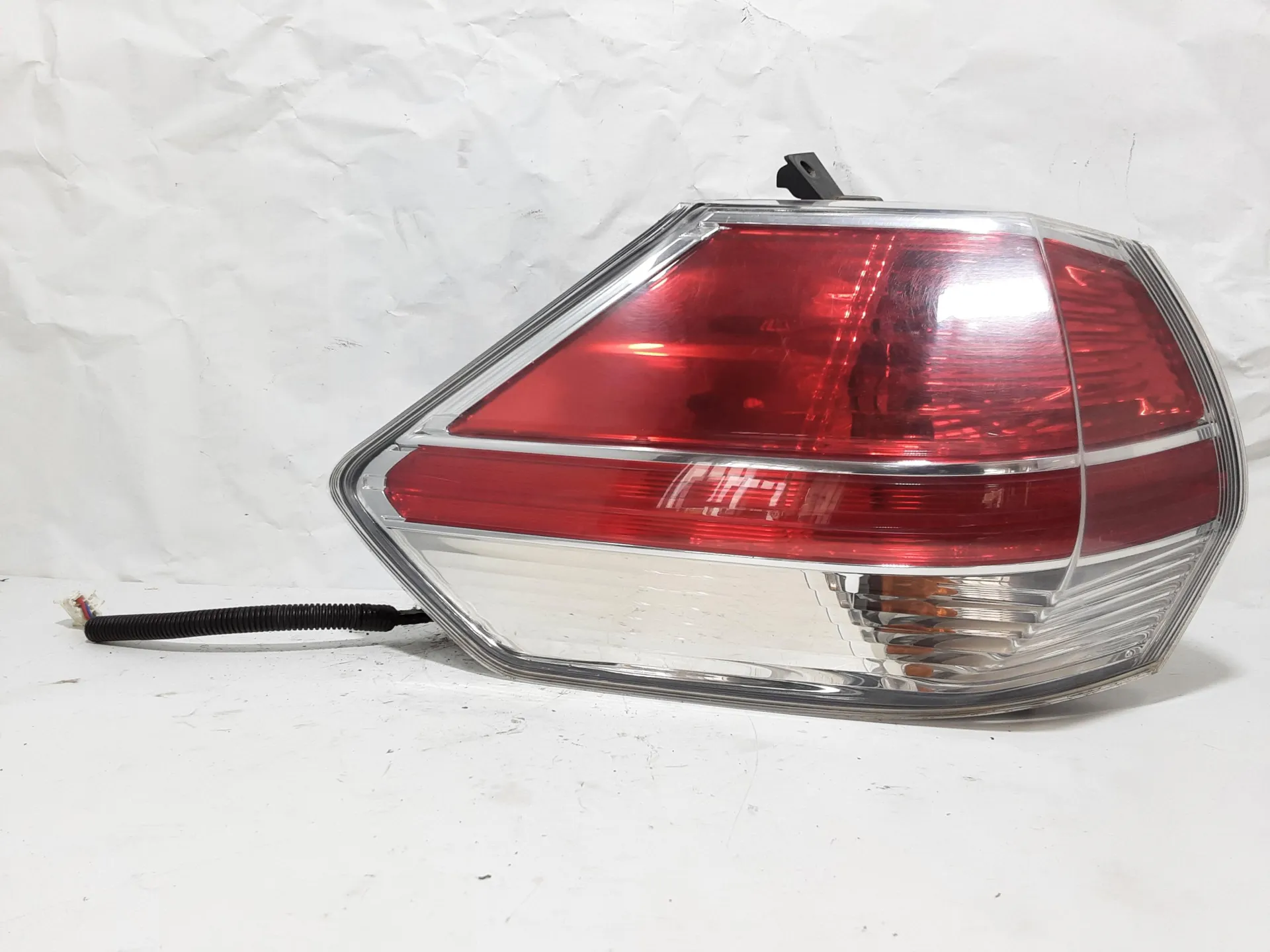STOP FANALE POSTERIORE SINISTRO LATO GUIDA NISSAN X-Trail Serie (T32) (14>18) 1600 Diesel 96 kW / 130 CV con codice motore R9M/R9M (2017)