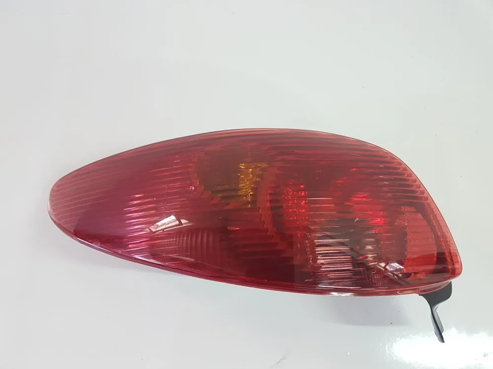 STOP FANALE POSTERIORE SINISTRO con codice 6350S0 da LATO GUIDA PEUGEOT 206 2° Serie 1400 Diesel 50 (2005)