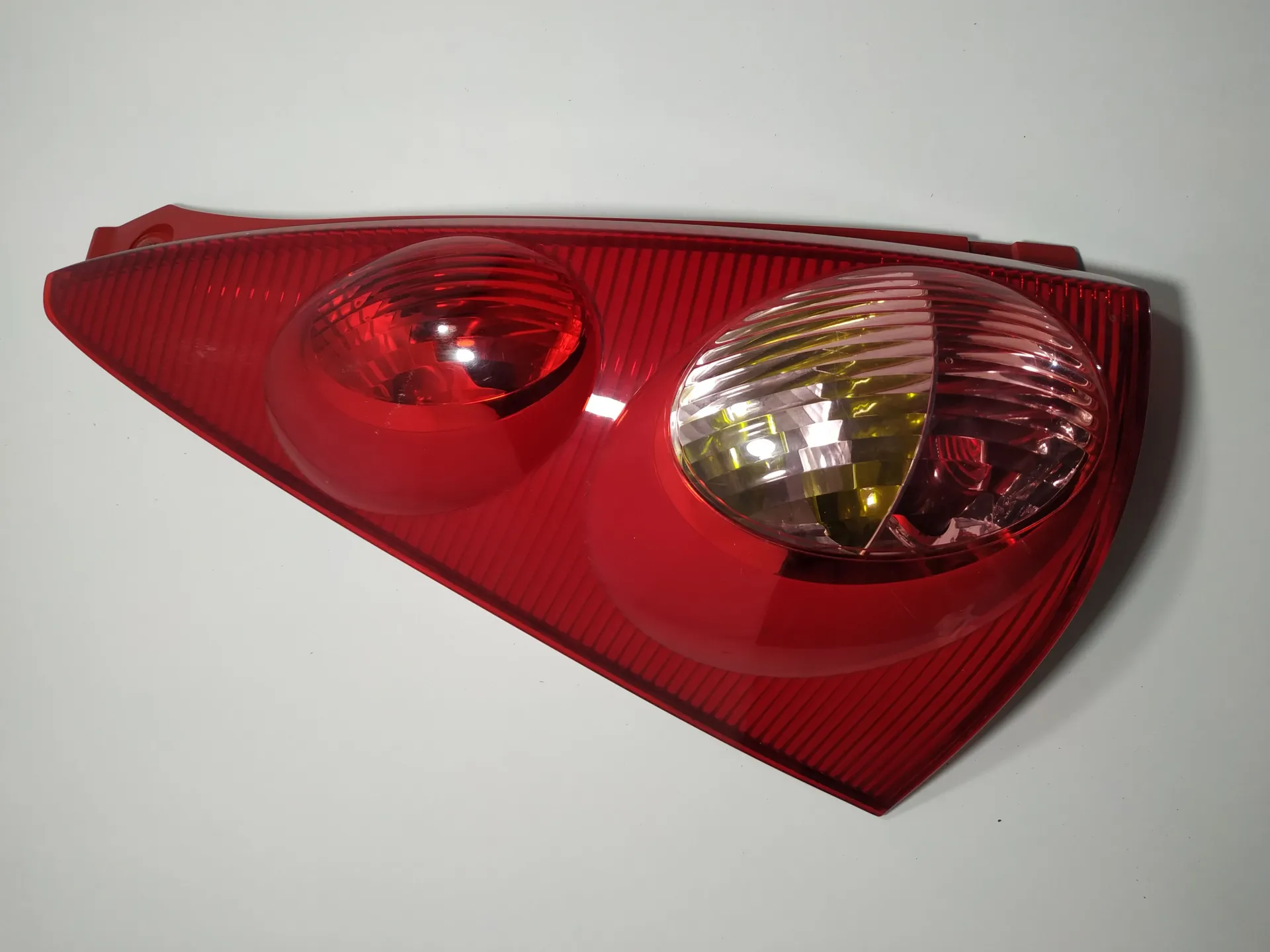 STOP FANALE POSTERIORE SINISTRO PEUGEOT 107 1° Serie 6350X6 con codice motore 1KR (05>)