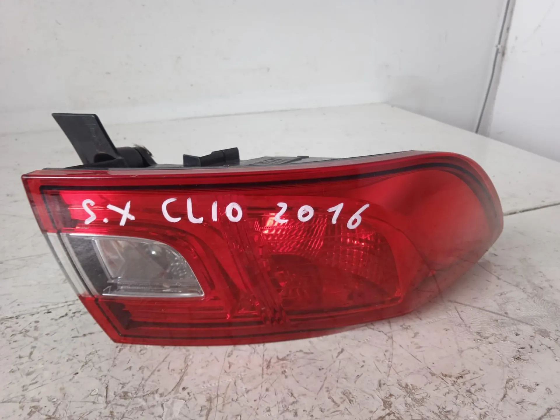 STOP FANALE POSTERIORE SINISTRO LATO GUIDA con codice 265553021R da RENAULT Clio Serie IV (12>19) Diesel (2016)