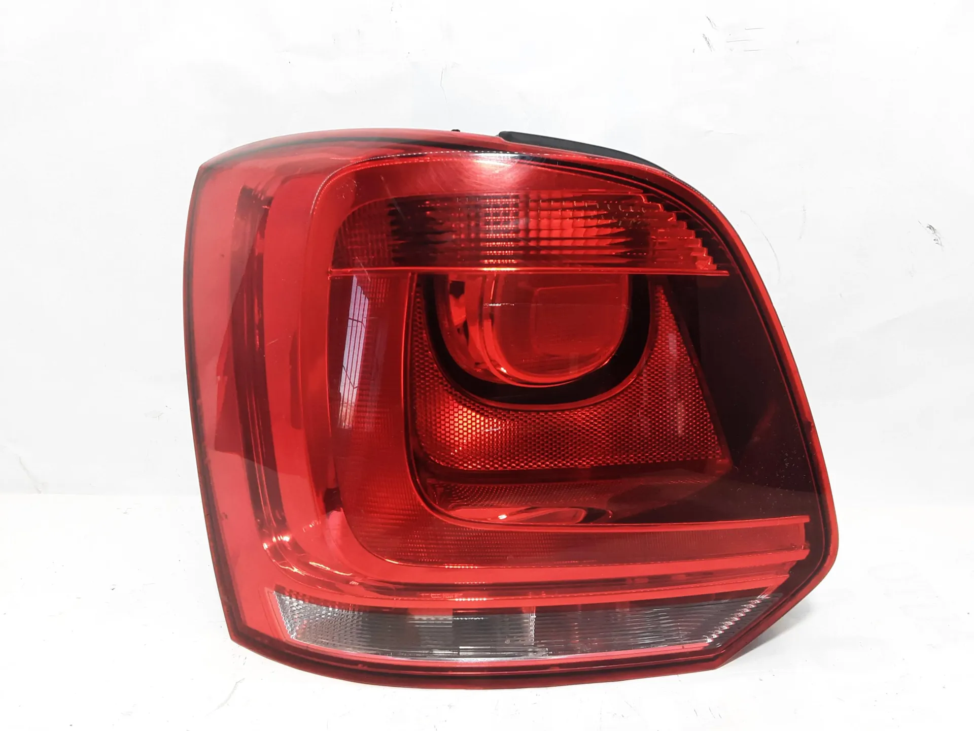 STOP FANALE POSTERIORE SINISTRO con codice 6R0945095 da LATO GUIDA VOLKSWAGEN Polo 5° Serie 1200 Diesel 55 kW / 75 CV con codice motore CFW/CFWA (2011)