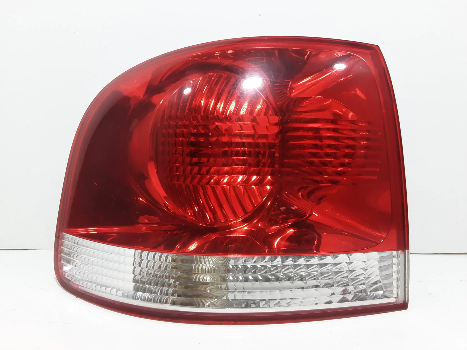 STOP FANALE POSTERIORE SINISTRO con codice 28259002 da LATO GUIDA VOLKSWAGEN Touareg Restyling 3000 Diesel 165 kW / 225 CV (2007)