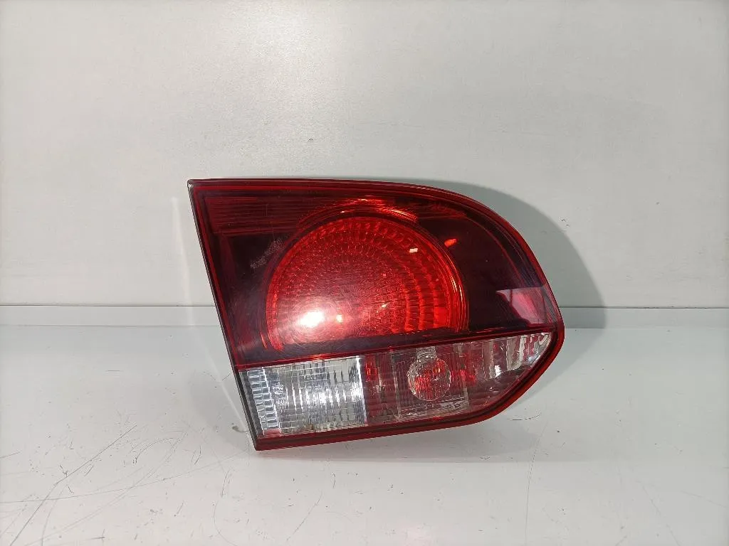 STOP POSTERIORE SINISTRO INTEGRATO NEL PORTELLO con codice 5K0945093AA da VOLKSWAGEN Golf 6 Berlina (08>12) 1598 diesel (2009)