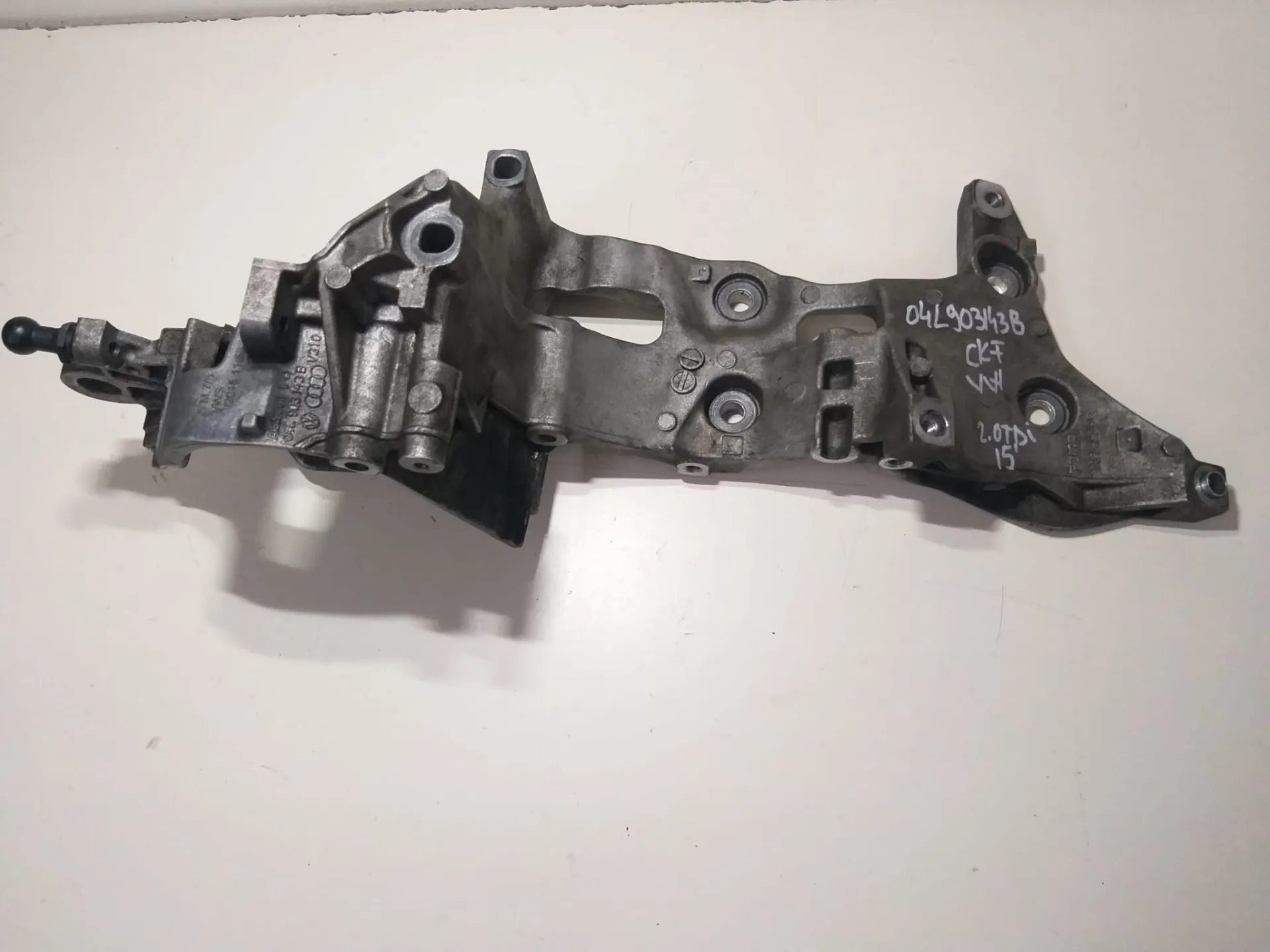 Supporto accessori motore Skoda Octavia del 2015 2.0 Diesel CODICE RICAMBIO : 04L903143B