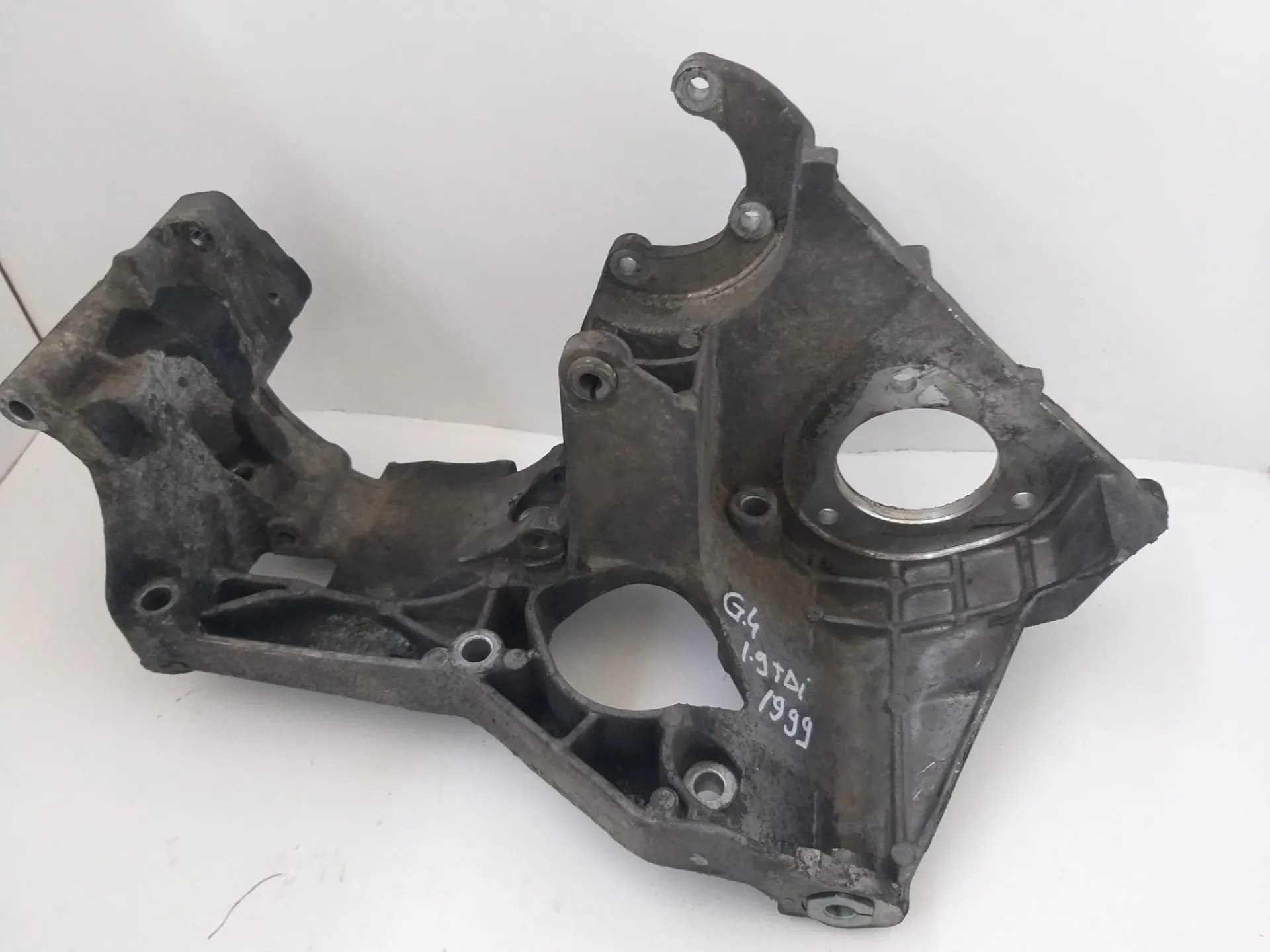 Supporto Alternatore / Motorino avviamento / Pompa iniezione Volkswagen Golf 4 del 1999 1.9 Diesel