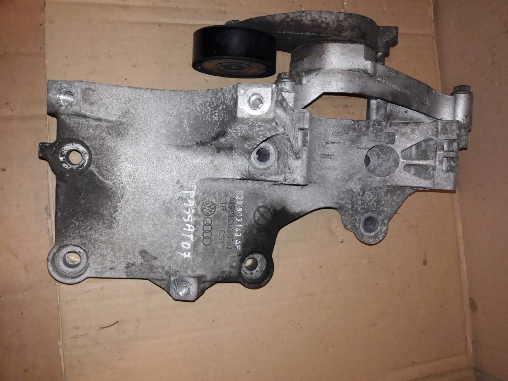 Supporto alternatore Volkswagen Passat del 2006 2.0 Diesel CODICE RICAMBIO : 038 903 143 AF