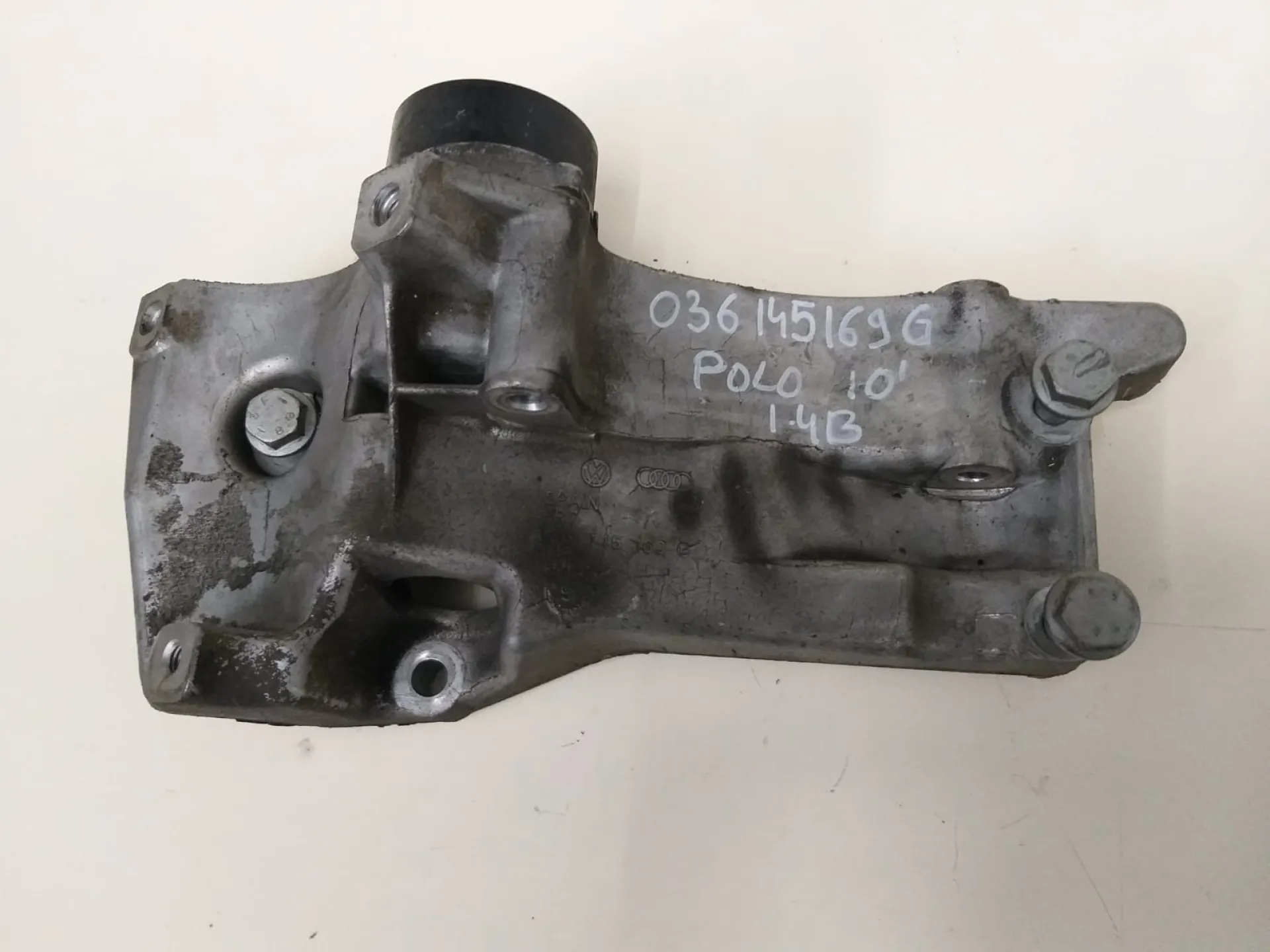 Supporto alternatore VW Polo 1.4 B del 2010 CODICE RICAMBIO : 036145169G