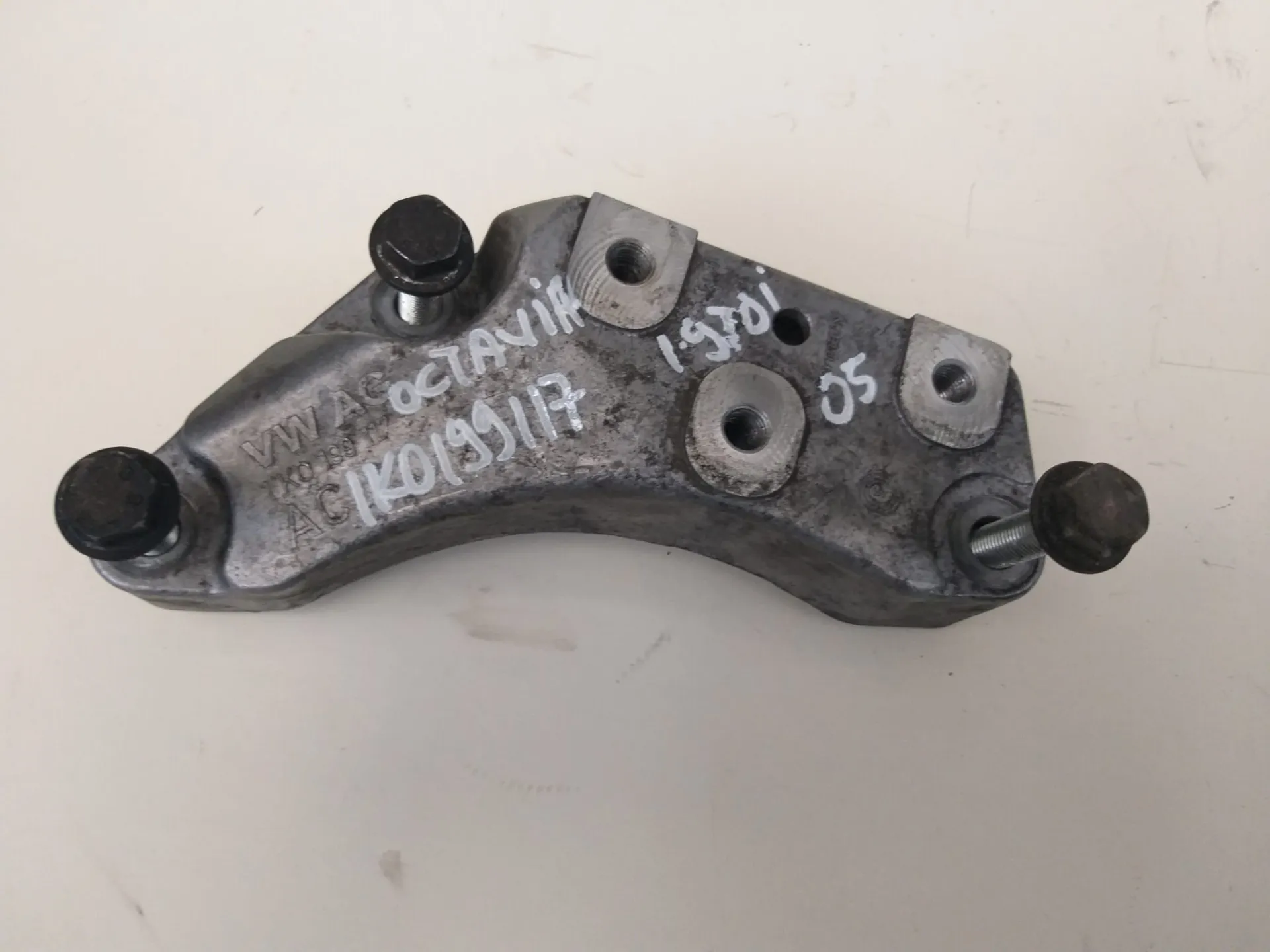 Supporto cambio Skoda Octavia 1.9 D del 2005 CODICE RICAMBIO : 1K0199117