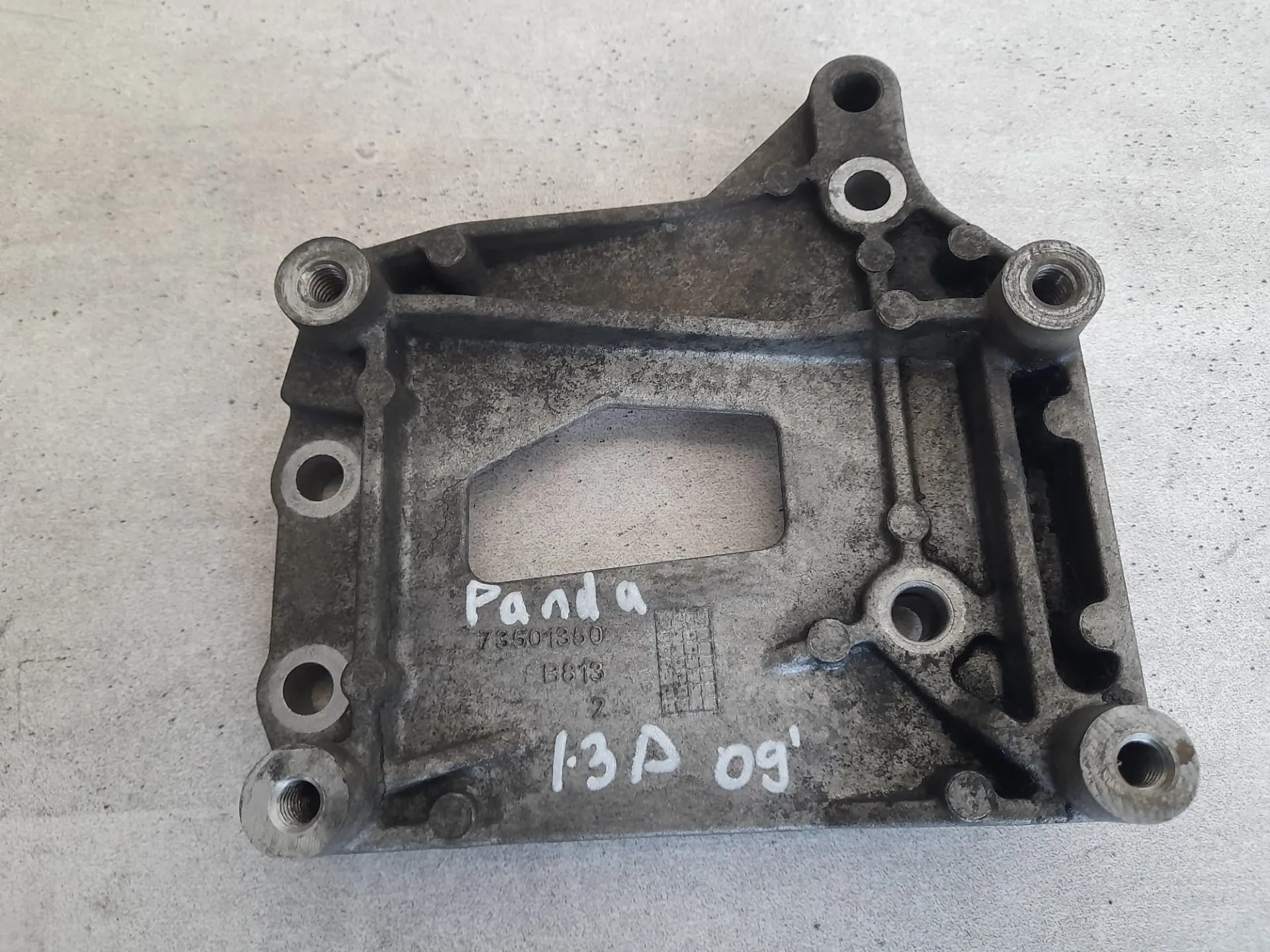 Supporto compressore clima Fiat Panda 1.3 D del 2009 CODICE RICAMBIO : 73501350