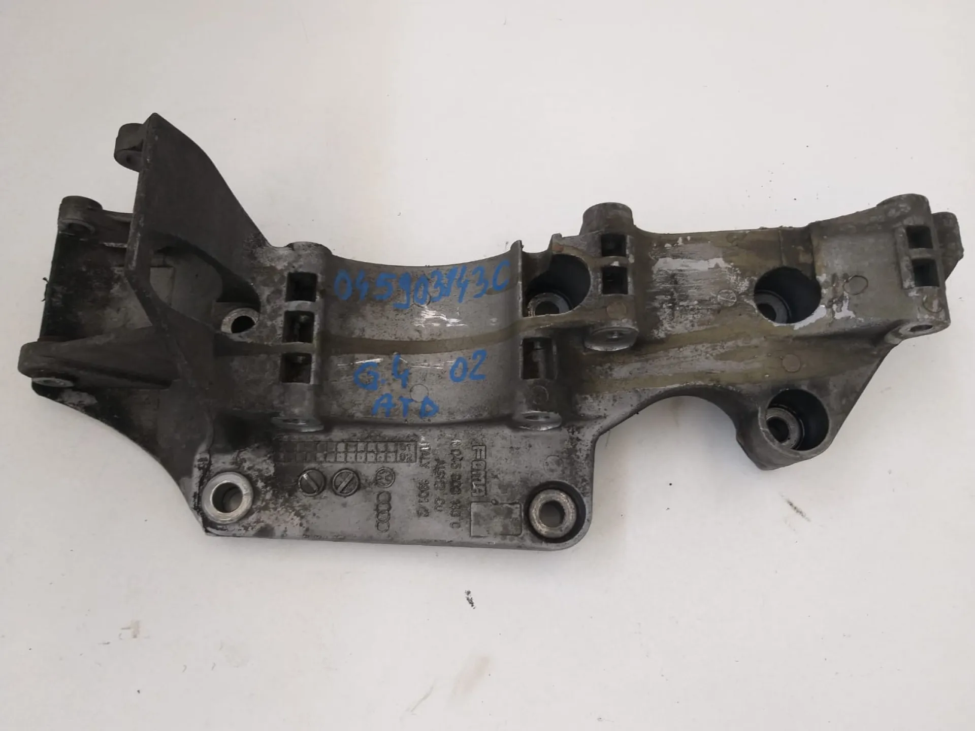 Supporto motore alternatore Volkswagen Golf 4 del 2002 1.9 Diesel CODICE RICAMBIO : 045903143C