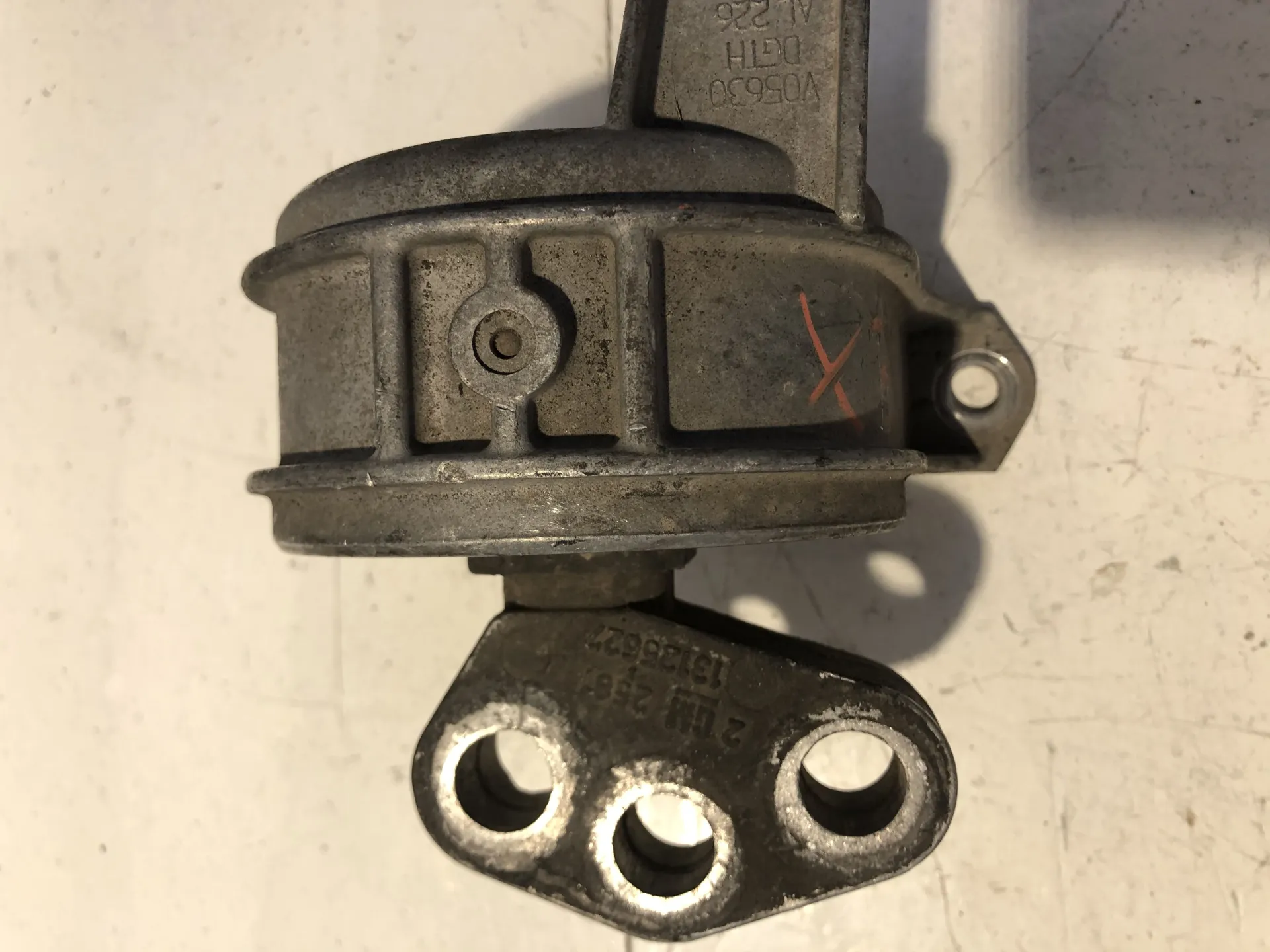 SUPPORTO MOTORE con codice 13125627 / V05630 da BMW X3 1Â° Serie 3000 Diesel (2008)