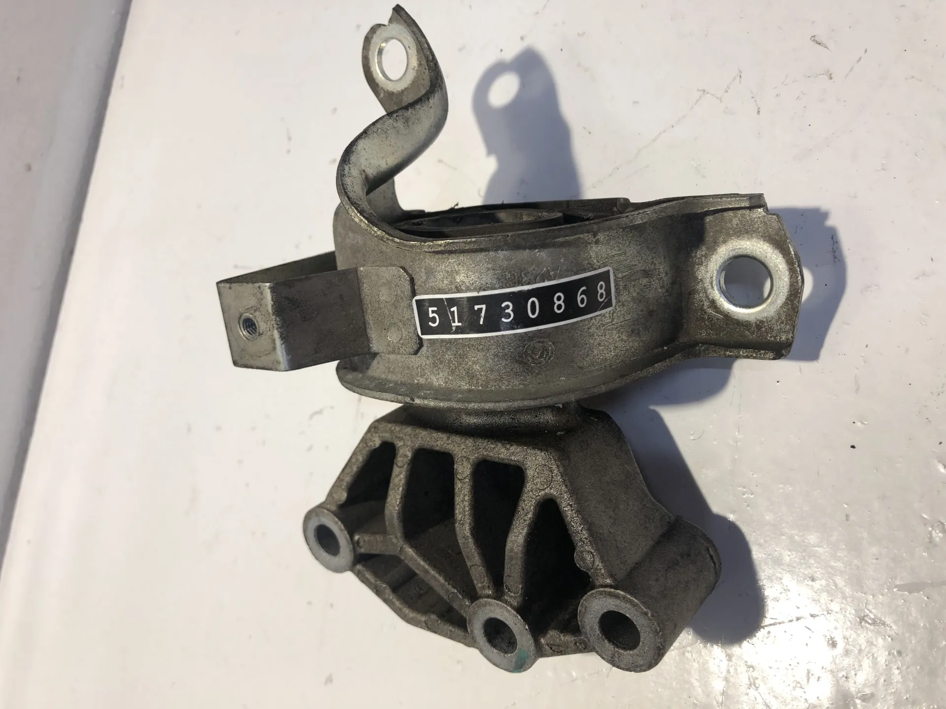 SUPPORTO MOTORE con codice 51730868 da FIAT 500 Serie (07>14) 1300 Diesel (2009)