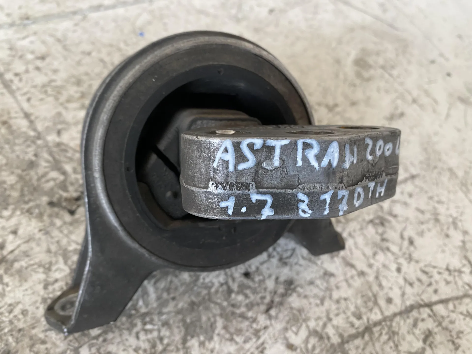 SUPPORTO MOTORE con codice 13125627 da OPEL Astra H Berlina 1700 Diesel con codice motore Z17DTH/Z17DTH (2004)