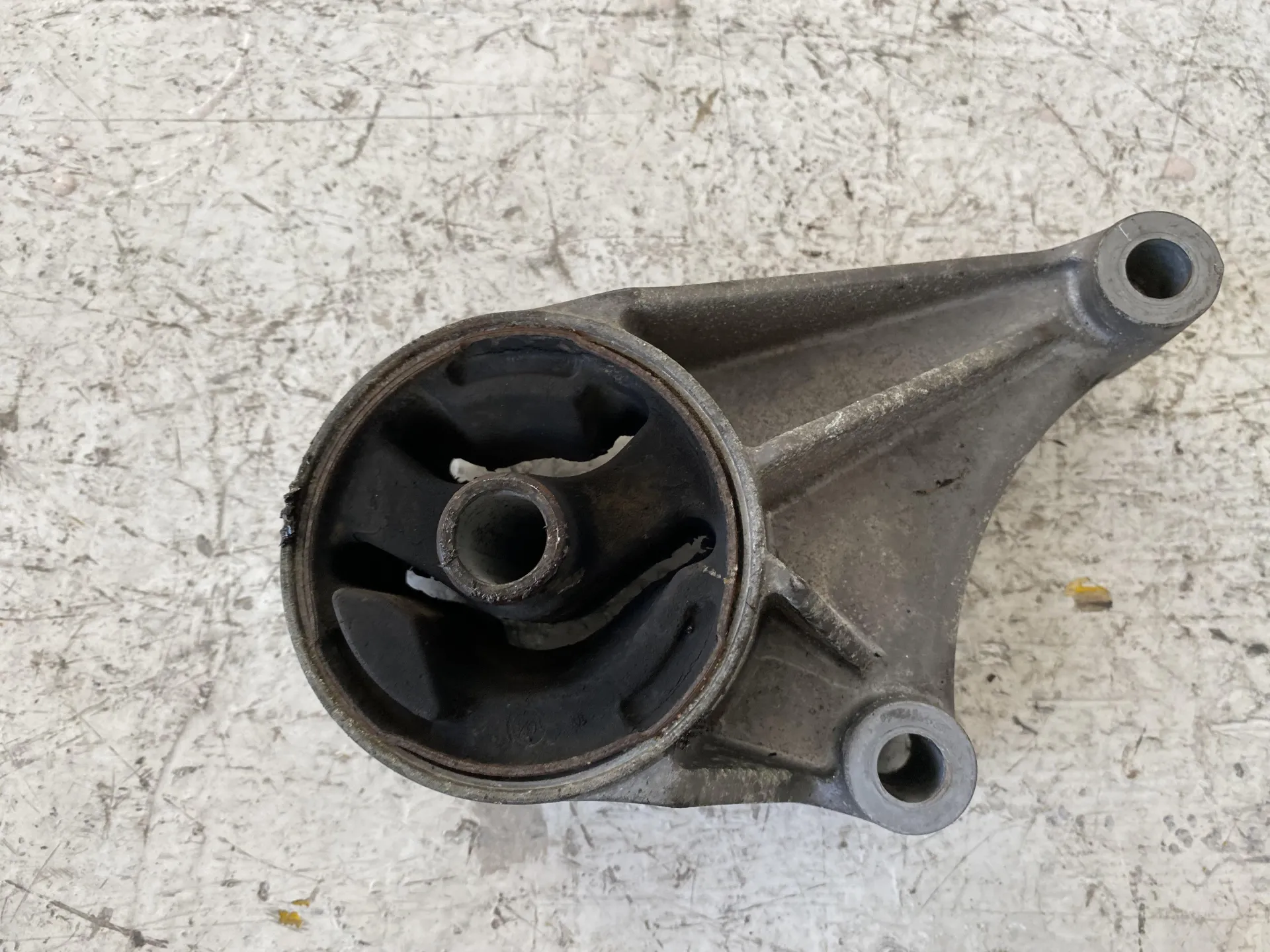 SUPPORTO MOTORE con codice 13125635JH da OPEL Astra H Berlina 2Â° serie 1700 Diesel con codice motore Z17DTH/Z17DTH (2009)