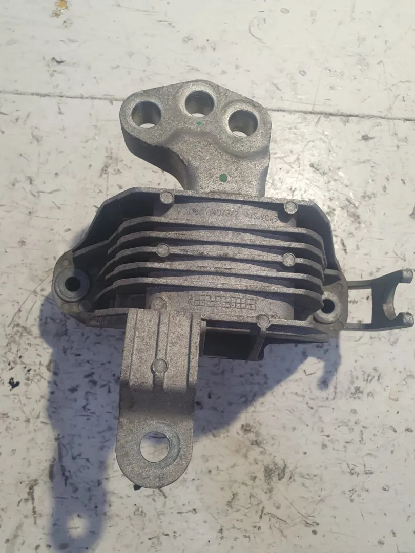 SUPPORTO MOTORE con codice 13248476 da OPEL Astra J 2Â° Serie 1700 Diesel (2011)