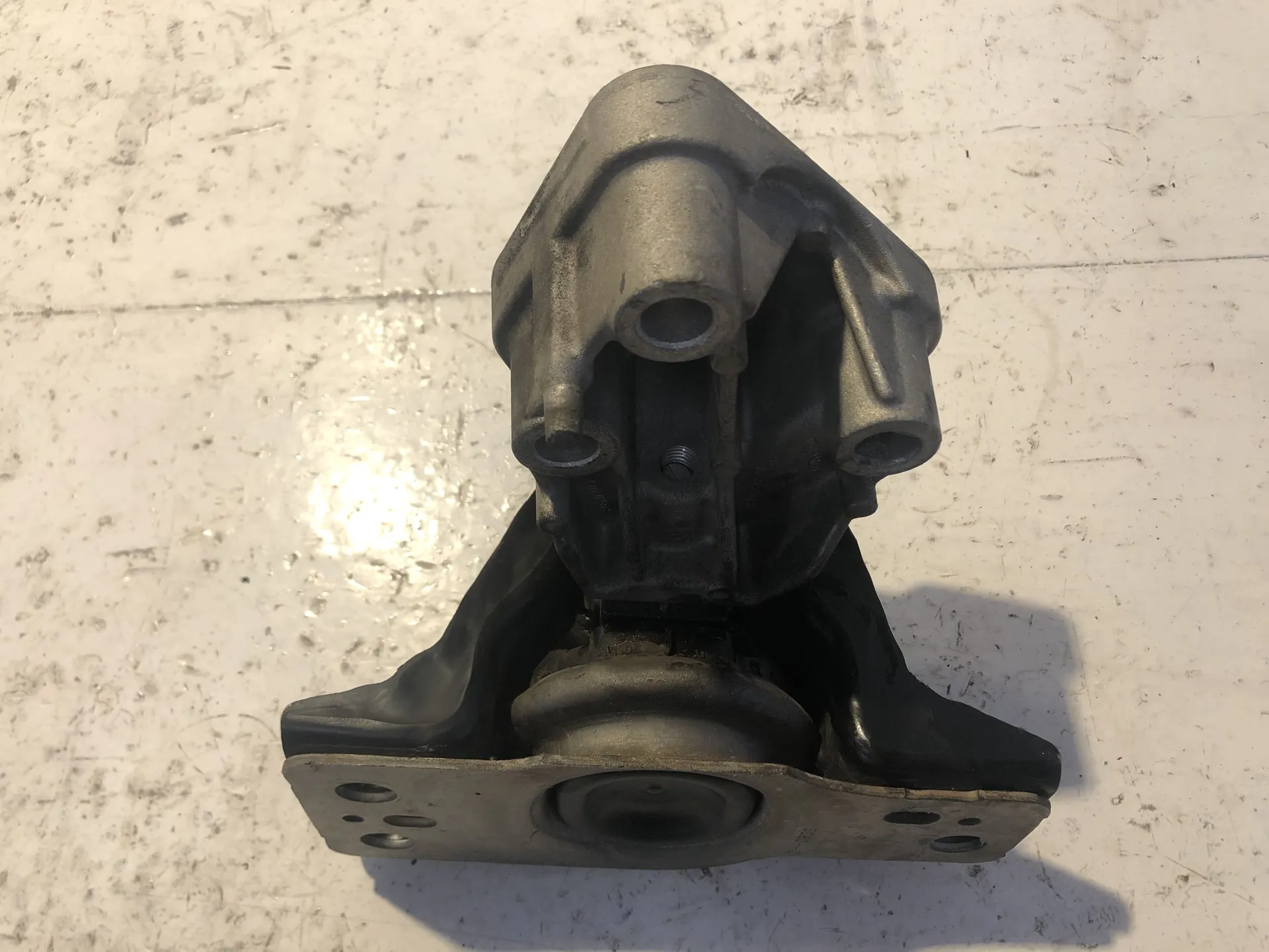 SUPPORTO MOTORE con codice 8200280547 / 11210AX800 / 820014941 / 8200281186 / 11210AY601 da RENAULT Clio Serie (04>08) 1500 Diesel (2006)