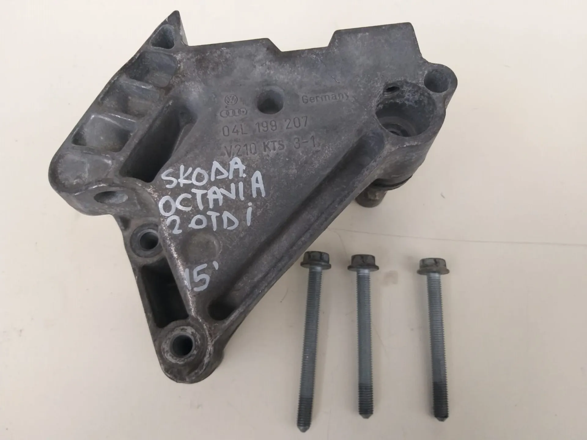 Supporto motore Skoda Octavia 2.0 D del 2015 CODICE RICAMBIO : 04L199207