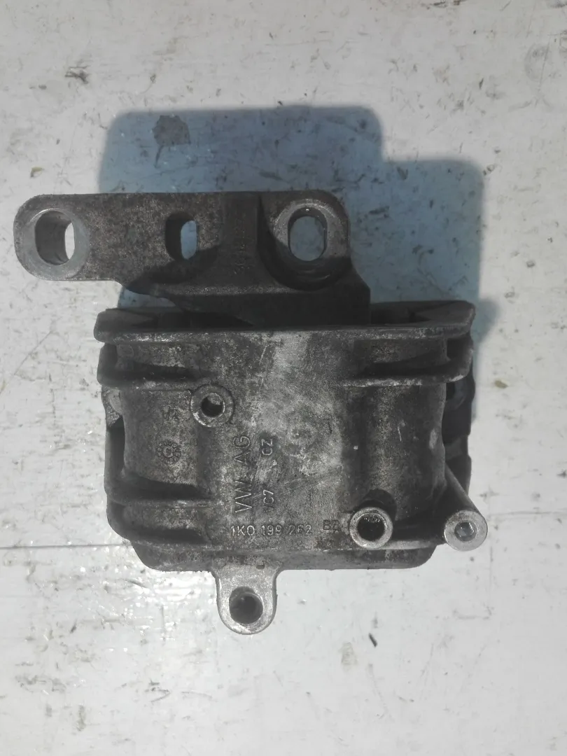 SUPPORTO MOTORE con codice 1K0199262 da VOLKSWAGEN Golf 5 Berlina (03>08) 2000 Diesel (2007)