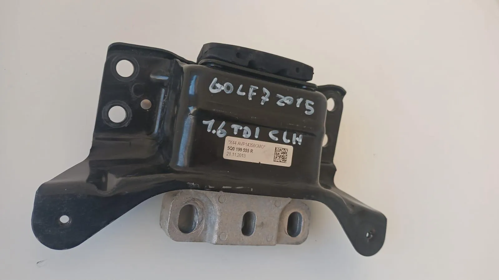 SUPPORTO MOTORE con codice 5Q0199555R da VOLKSWAGEN Golf 7 Berlina (12>) 1600 Diesel con codice motore CLH/CLH (2015)