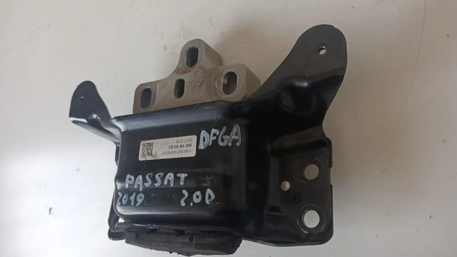 SUPPORTO MOTORE con codice 5Q0199555 BJ da VOLKSWAGEN Passat Variant 5Â° Serie 2000 Diesel con codice motore DFGA/DFGA (2019)