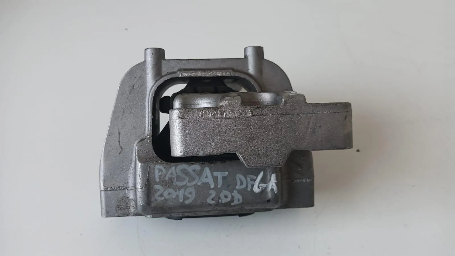 SUPPORTO MOTORE con codice 5Q0199262 BJ da VOLKSWAGEN Passat Variant 5Â° Serie 2000 Diesel con codice motore DFGA/DFGA (2019)