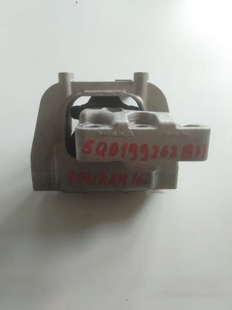 Supporto motore Volkswagen Touran del 2016 CODICE RICAMBIO : 5Q0199262BM