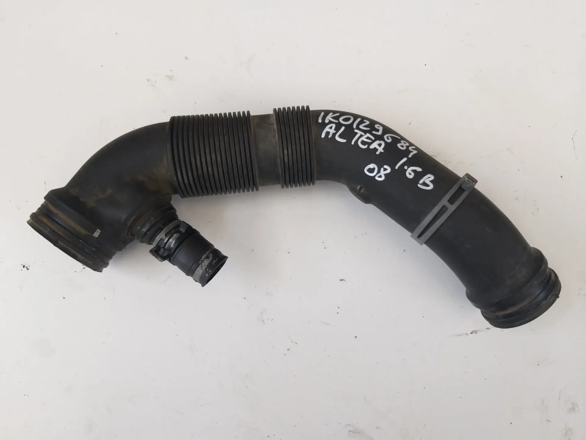 Tubo aspirazione filtro aria Seat Altea 1.6 B del 2008 CODICE RICAMBIO : 1K0129684