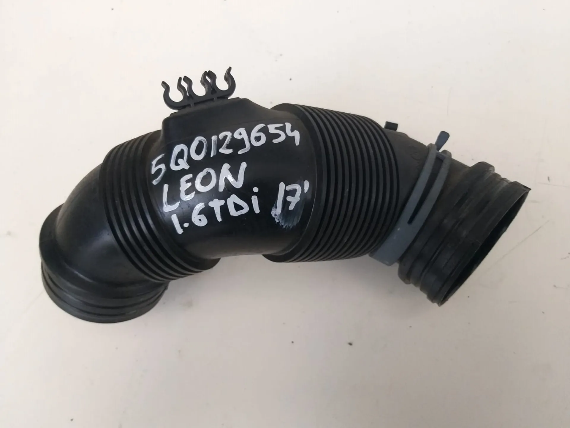 Tubo aspirazione filtro aria Seat Leon 1.6 D del 2017 CODICE RICAMBIO : 5Q0129654