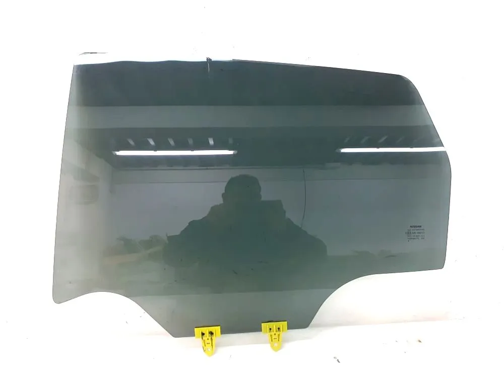 VETRO SCENDENTE POSTERIORE SINISTRO con codice 82301JD005 da NISSAN Qashqai 2° Serie 1500 Diesel 78 (2010)